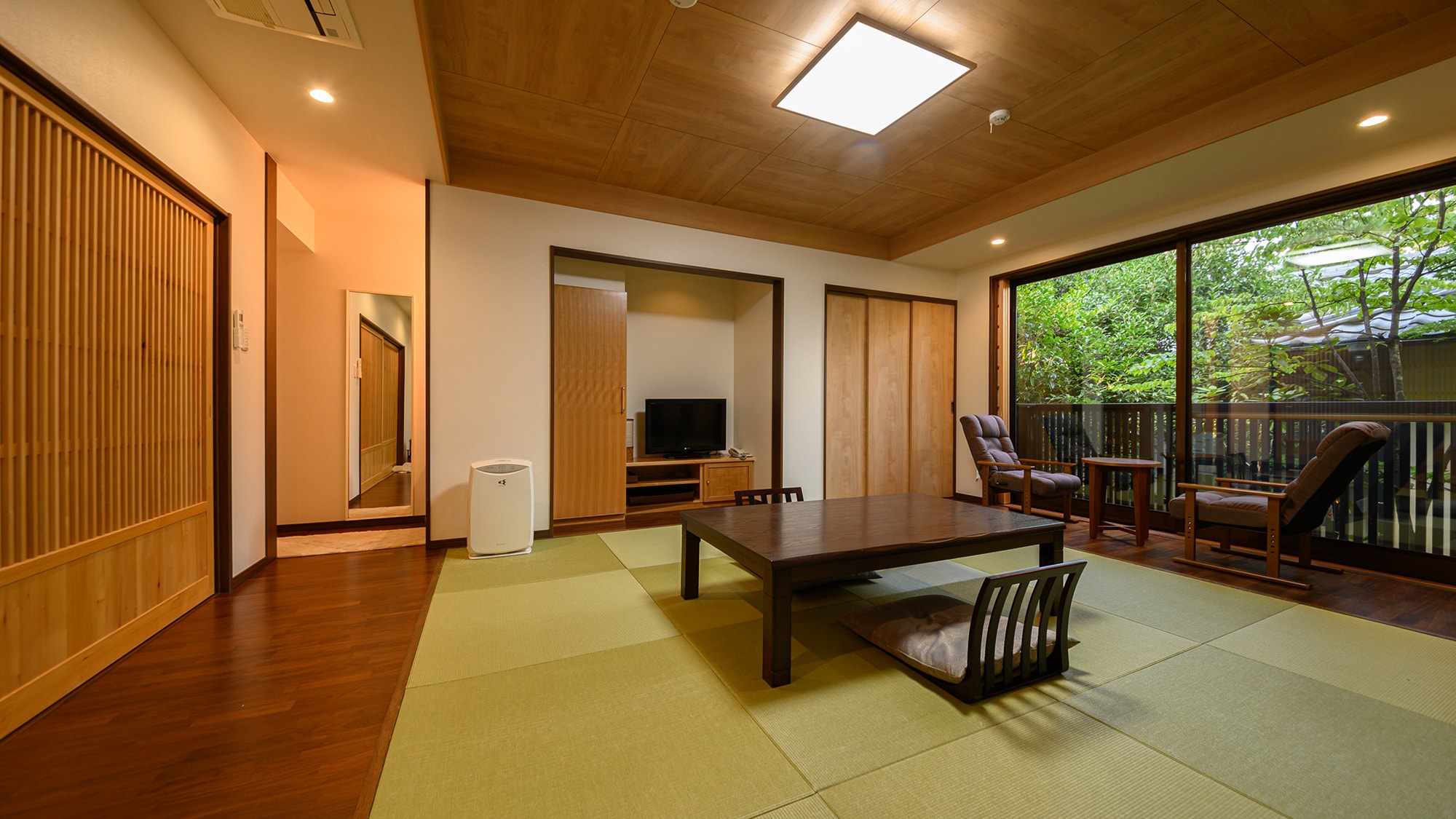 Separate Japanese-Western style room with Shigaraki pottery bath