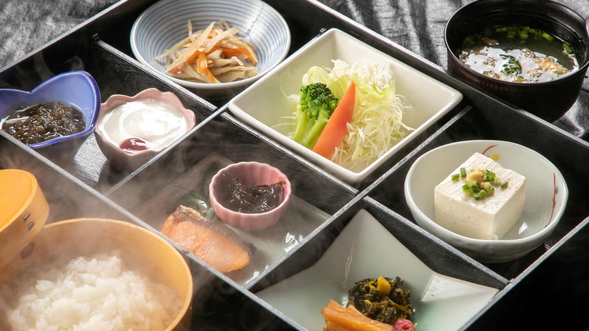 [Japanese breakfast] A healthy Japanese breakfast to start the day. We offer a hot Japanese breakfast with rice, miso soup and egg dishes.
