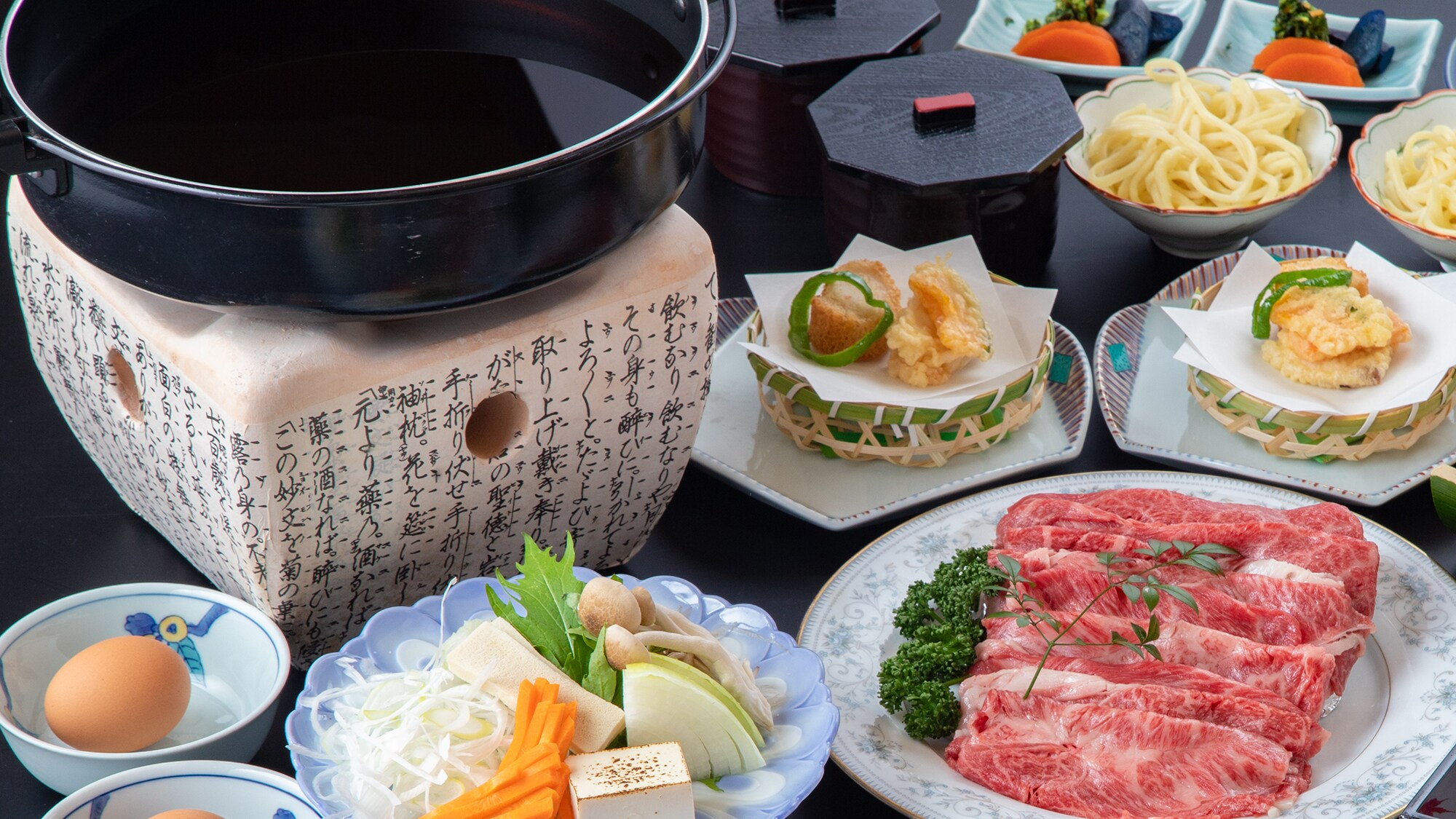 [Kuroge Wagyu Beef Sukiyaki Kaiseki] A generous portion of 300g of Kuroge Wagyu beef is combined with chewy champon noodles.
