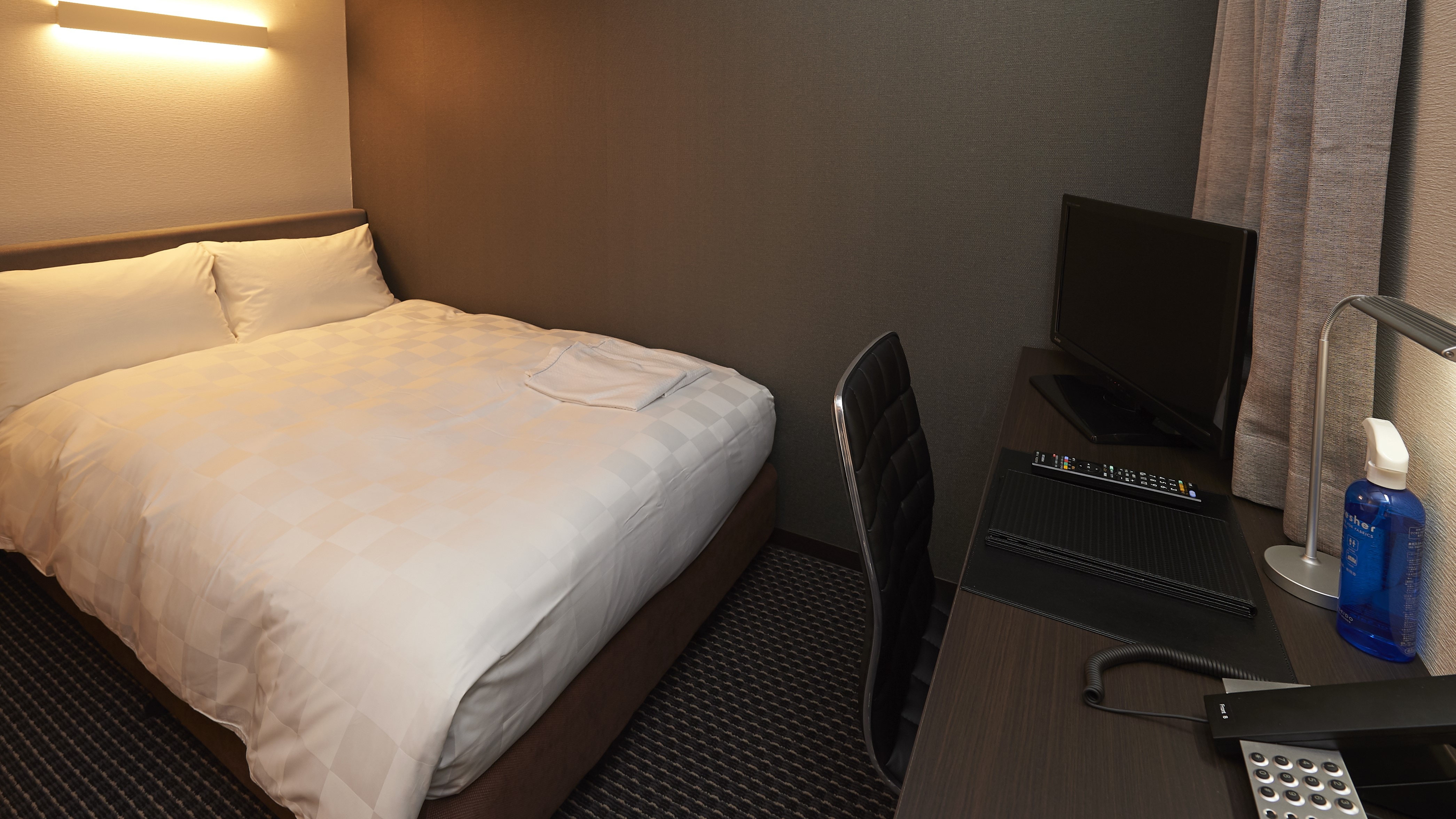 Large twin/semi-double and single bed room. (Example of a guest room)