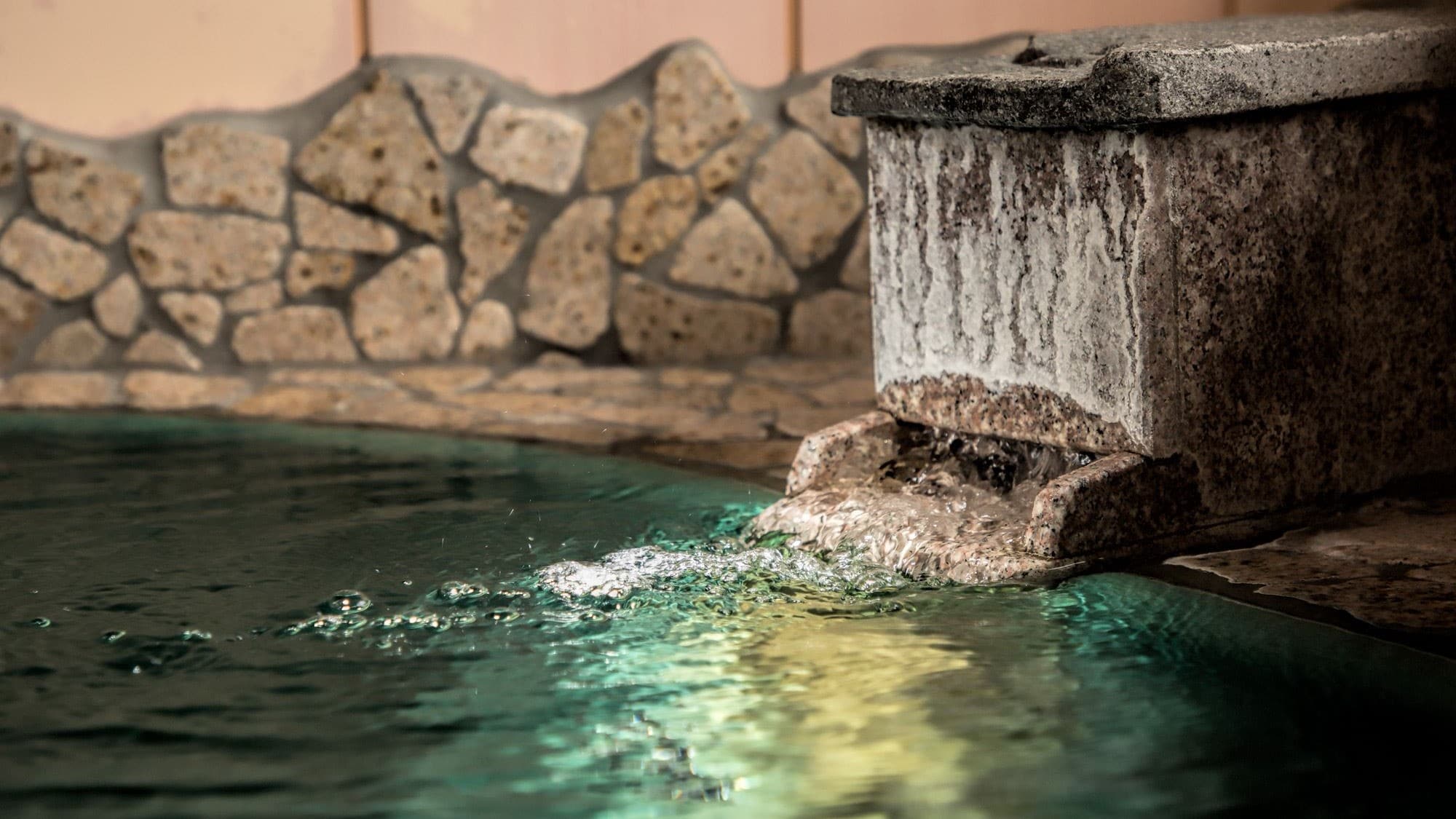 [Hydrangea] It is an open-air bath made of Shigaraki ware.