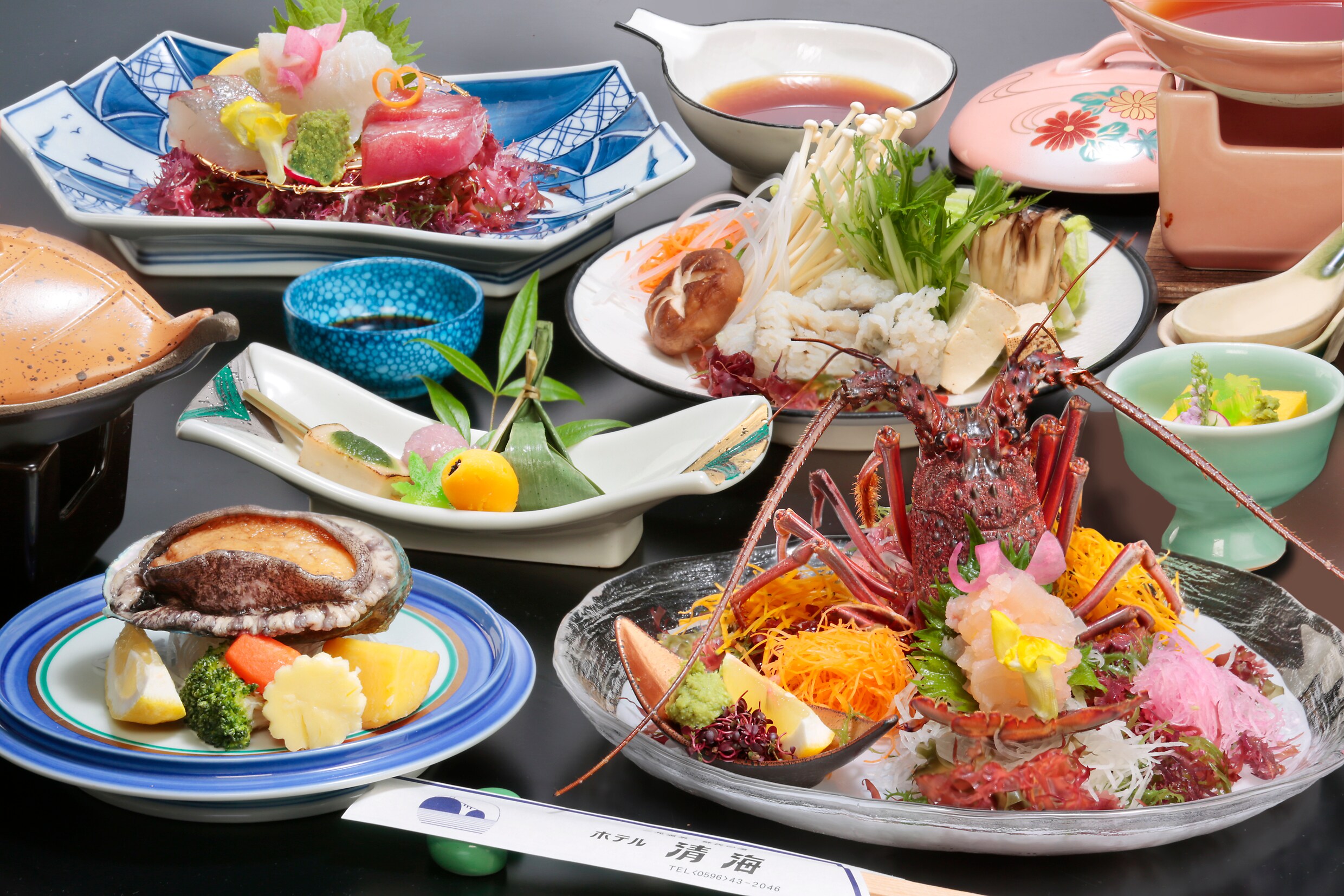 瓷盤烤龍蝦生魚片和鮑魚