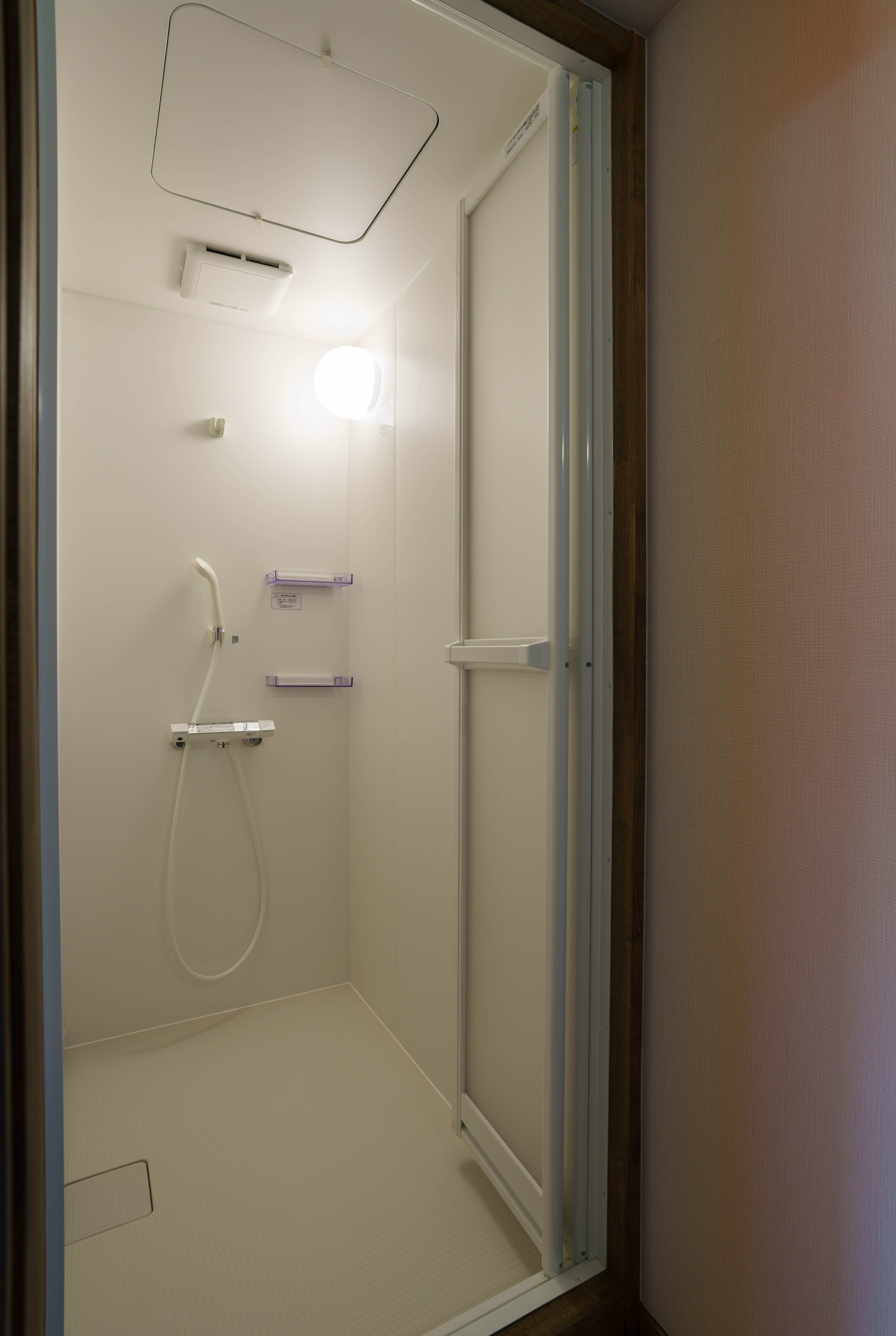 Room 7: Twin bedroom, shower room