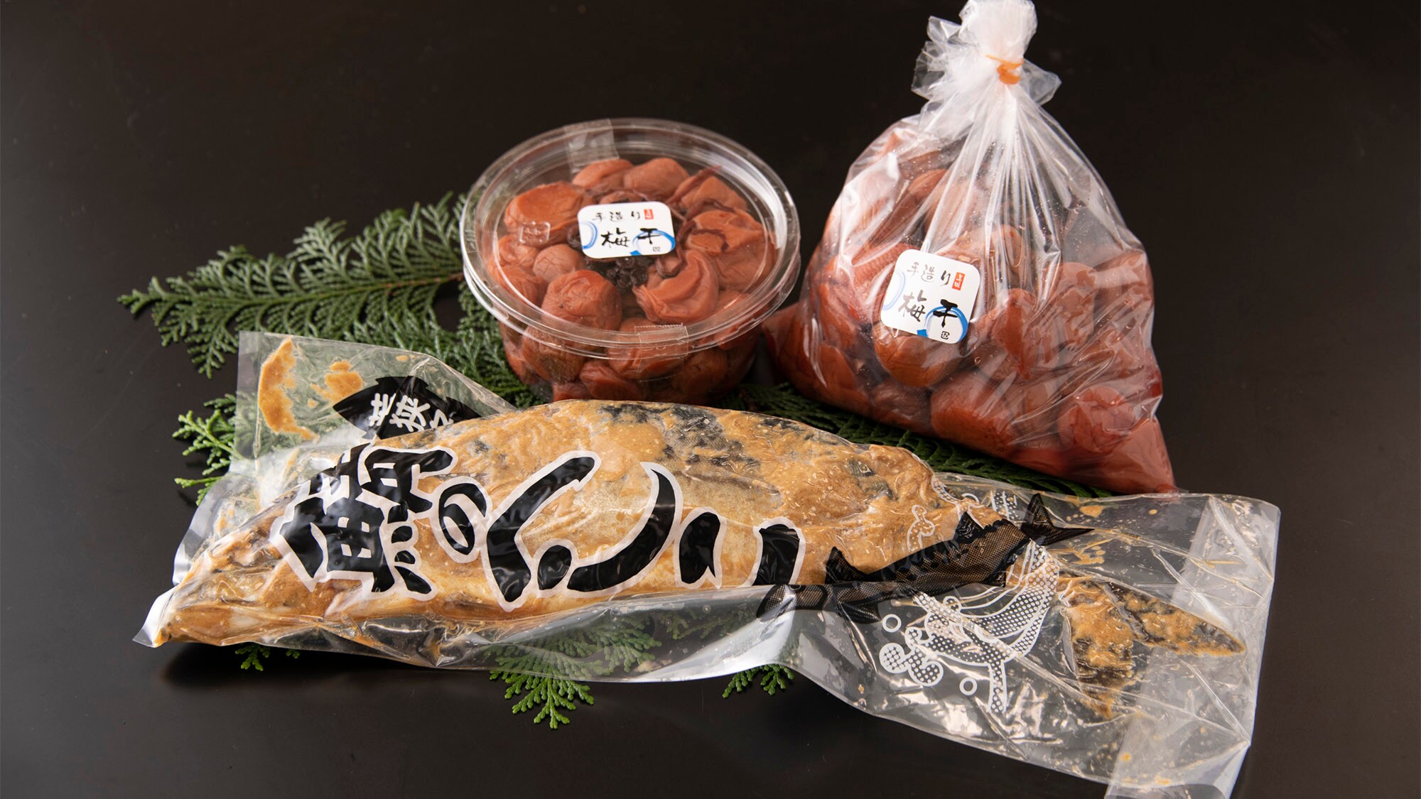 ・【기념품】「헤시코」는 전통적인 향토 요리. 와카 사초에서 재배되는 매실은 부드러운 맛이 인기입니다.