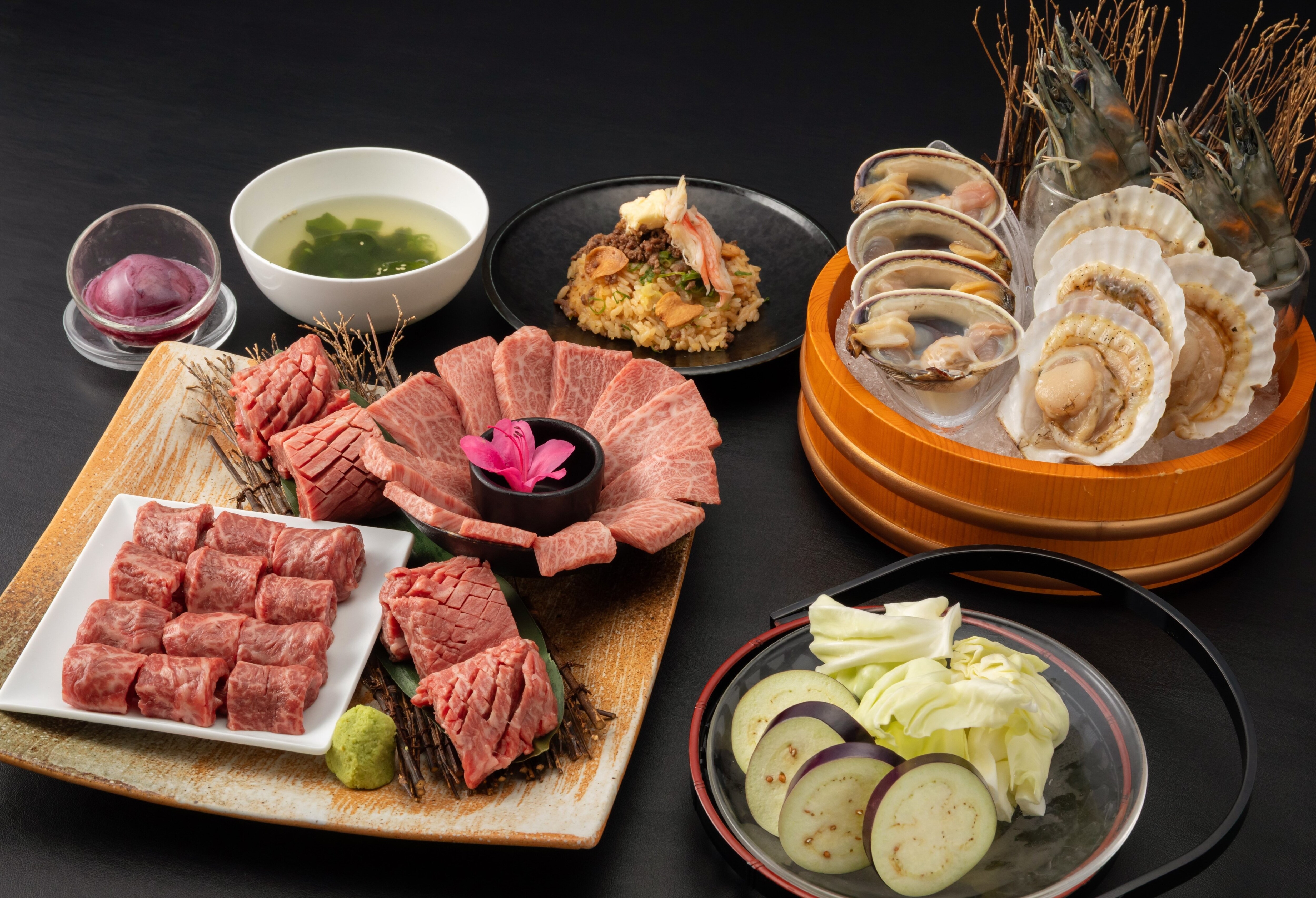 Thịt bò Wagyu đen Nhật Bản nướng và hải sản nướng ăn kèm cơm tỏi.
