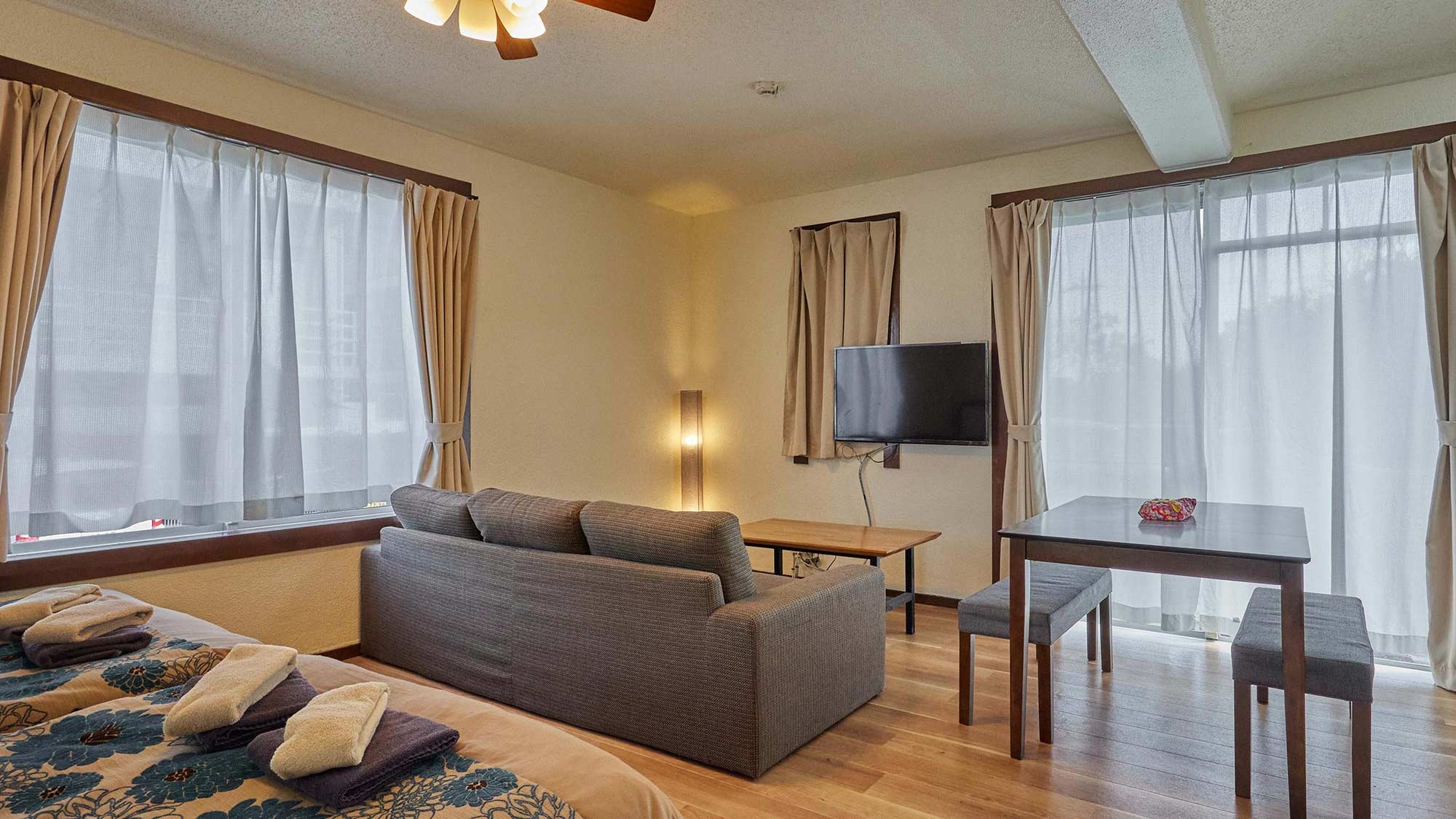 [Minamikaze 1st floor, living room] Relax and unwind with the comfortable sofa and indirect lighting.