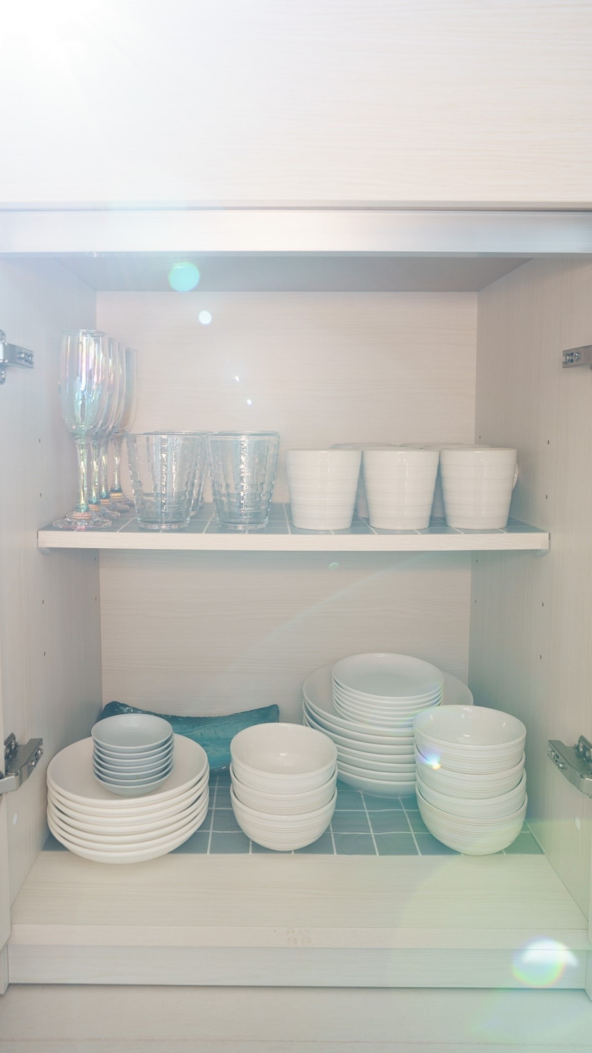 201: Frying pans, cooking utensils and tableware are provided in the kitchen.
