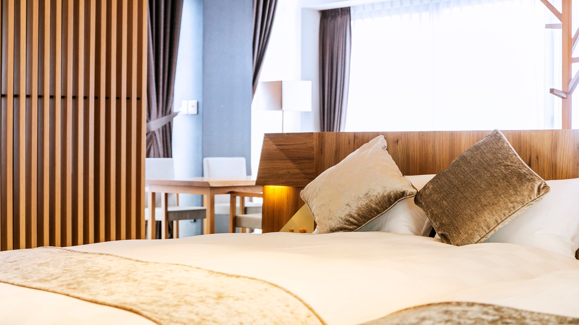 [Suite room with outdoor jacuzzi] -Image-