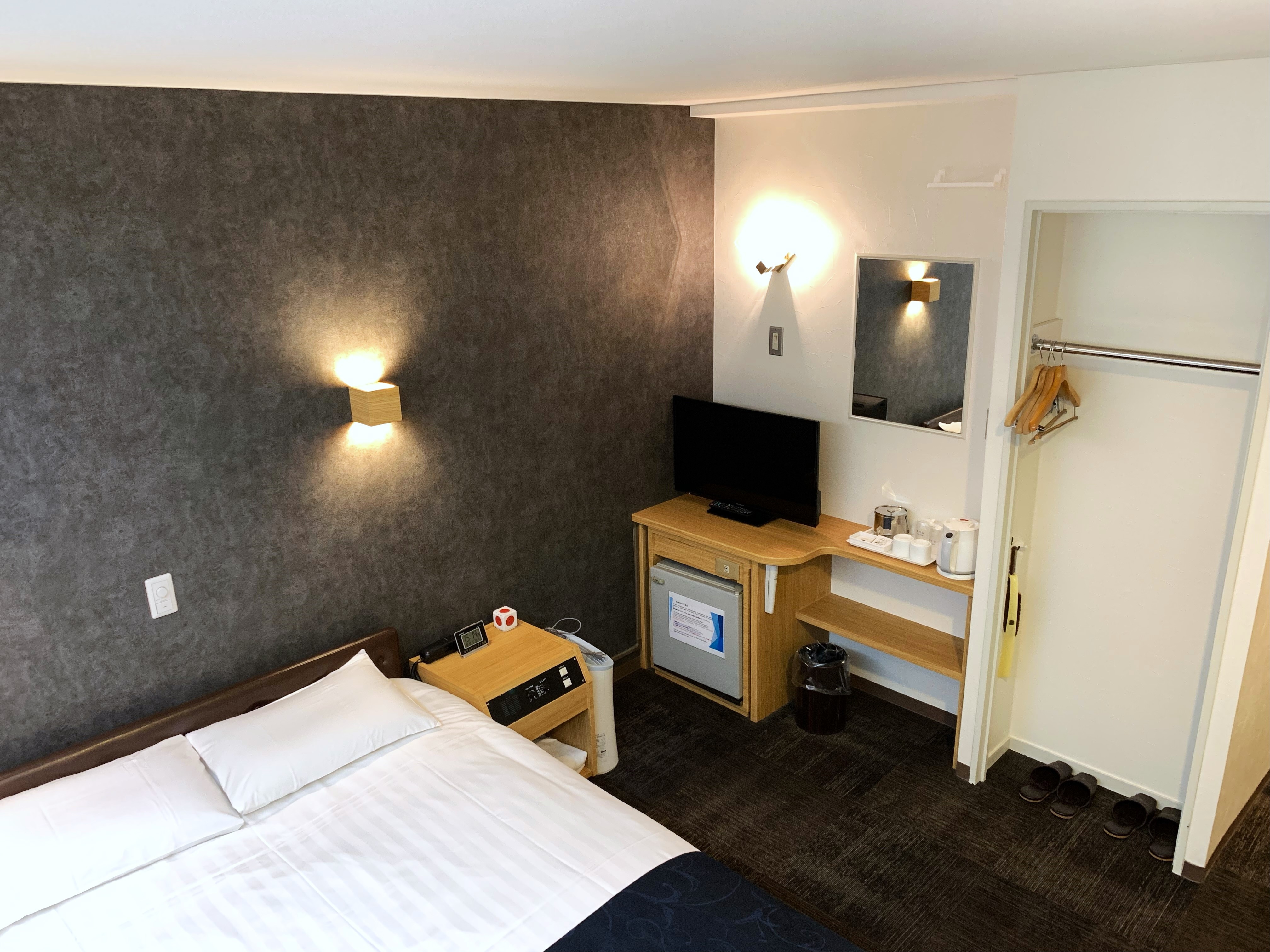 Double room (D11) opposite the tracks (furnished)