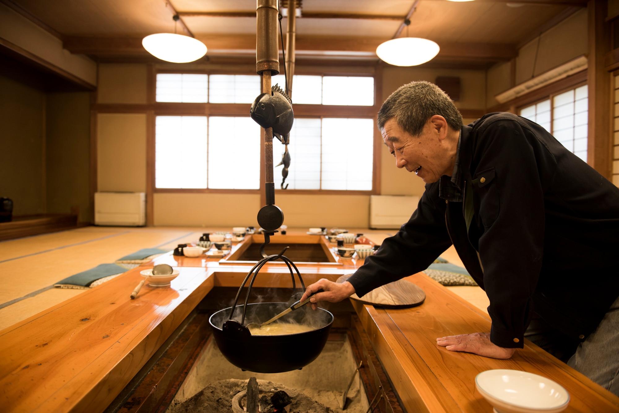 You can enjoy dishes such as yamame trout around the hearth.