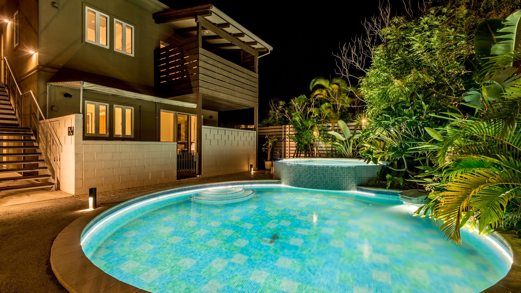 [Pool] Located in the center of all buildings, it is available for all guests to enjoy.