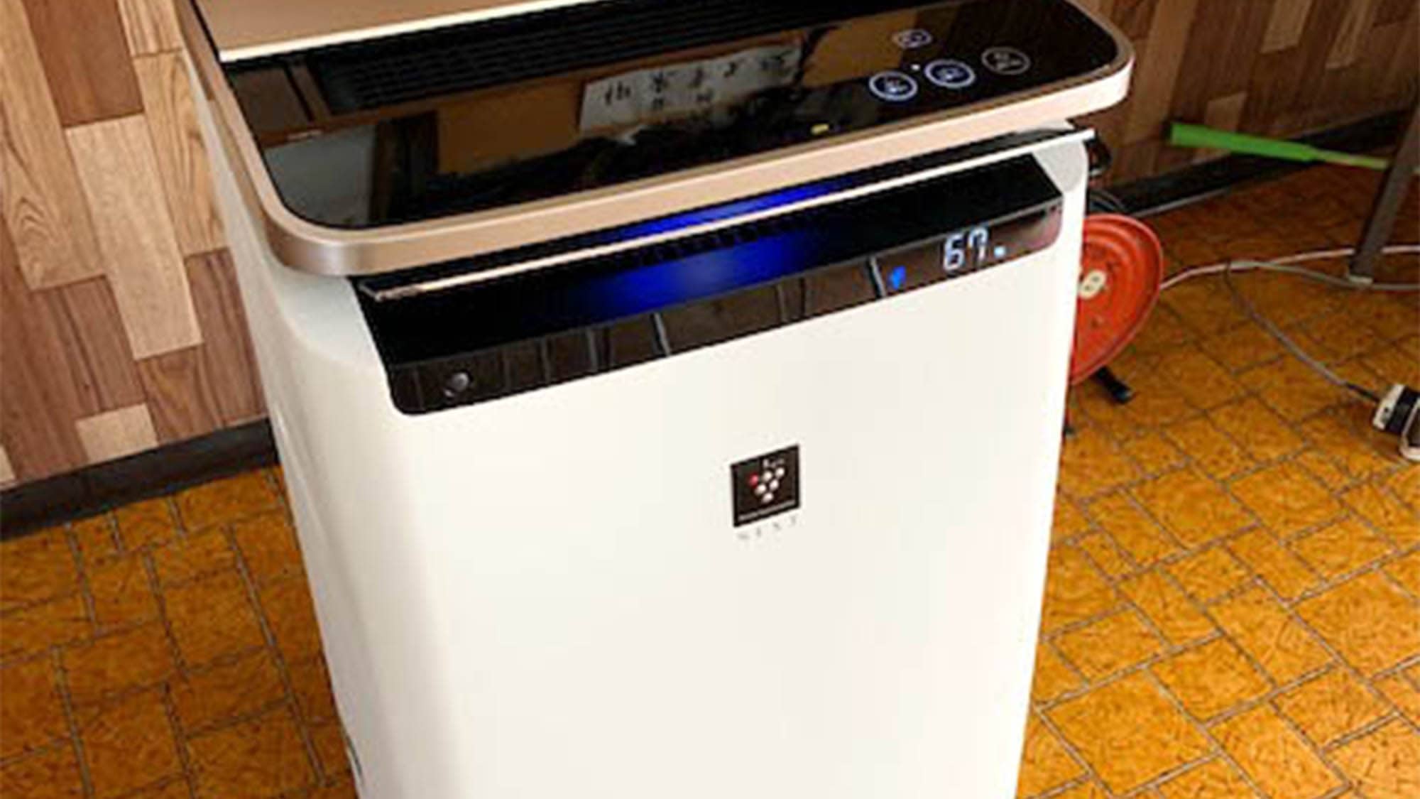 ・We thoroughly disinfect and ventilate the dining hall with air purifiers.
