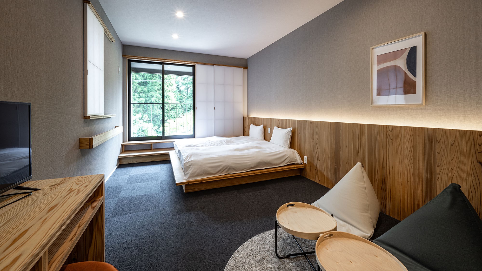 ・[Standard twin with floor cushion] You can stretch your legs and relax.