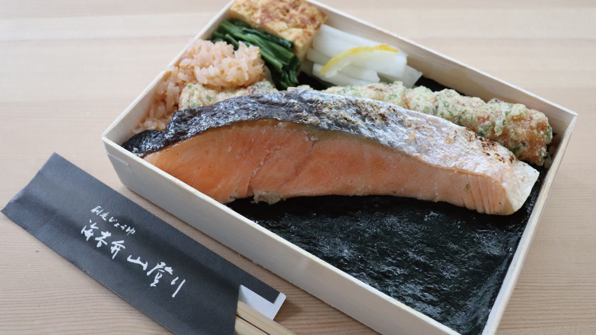 朝食は築地で営業される「刷毛じょうゆ 海苔弁 山登り」さんの海苔弁を。