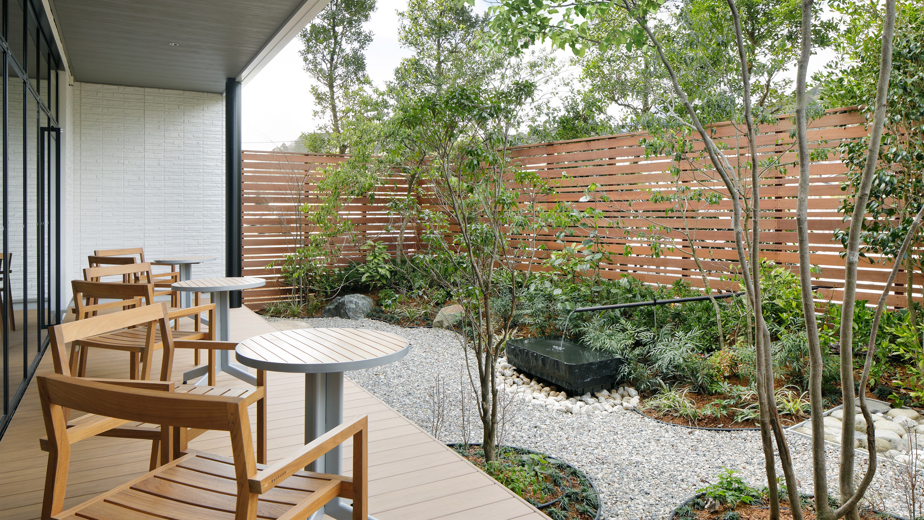 露臺：陽光明媚的日子，您可以在綠樹環繞的露臺上放鬆。