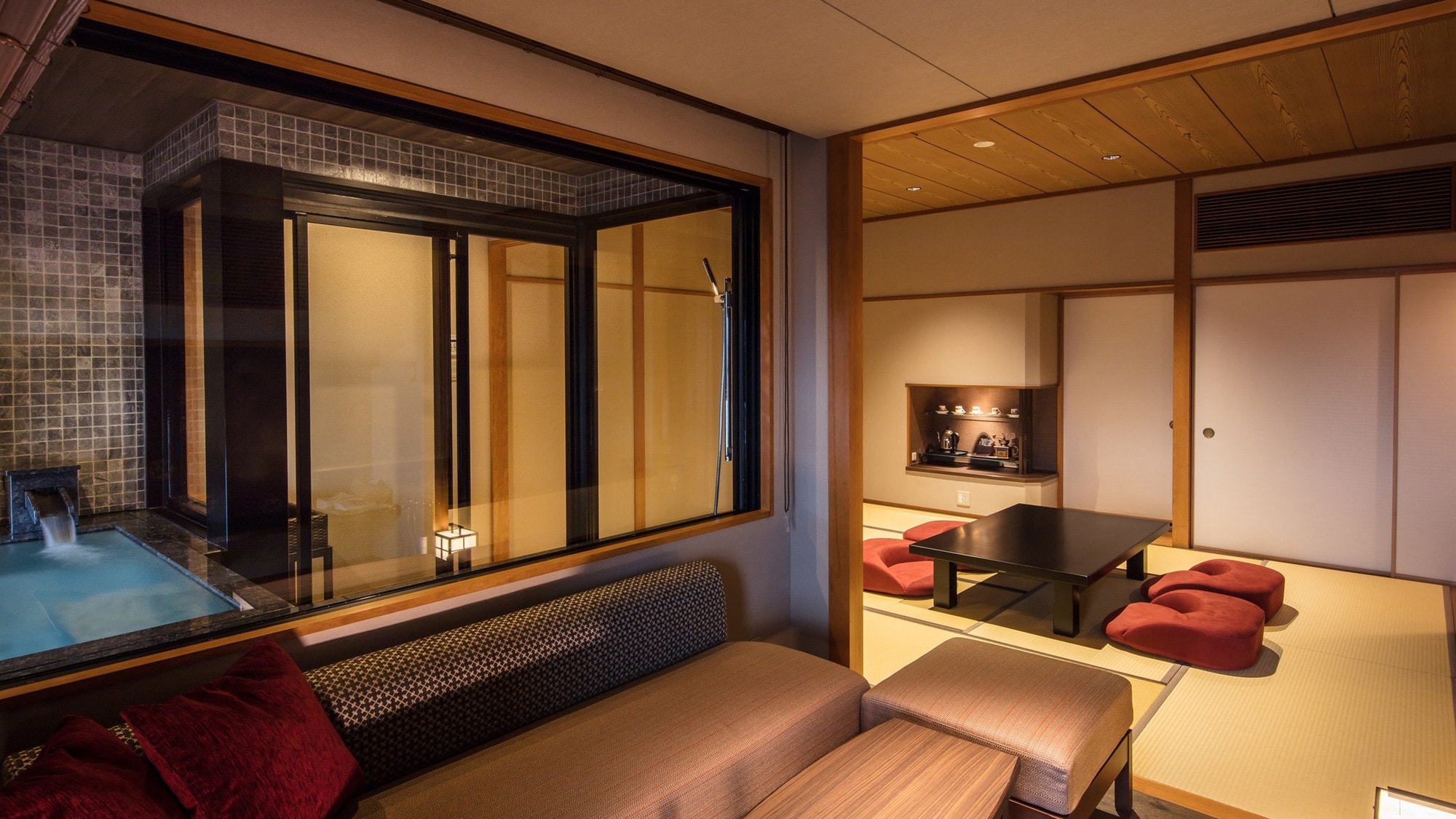 [Bangunan timur, 10 tikar tatami dengan pemandian air panas (56㎡), kamar bergaya Jepang kelas atas dengan ruang tamu] dengan teras