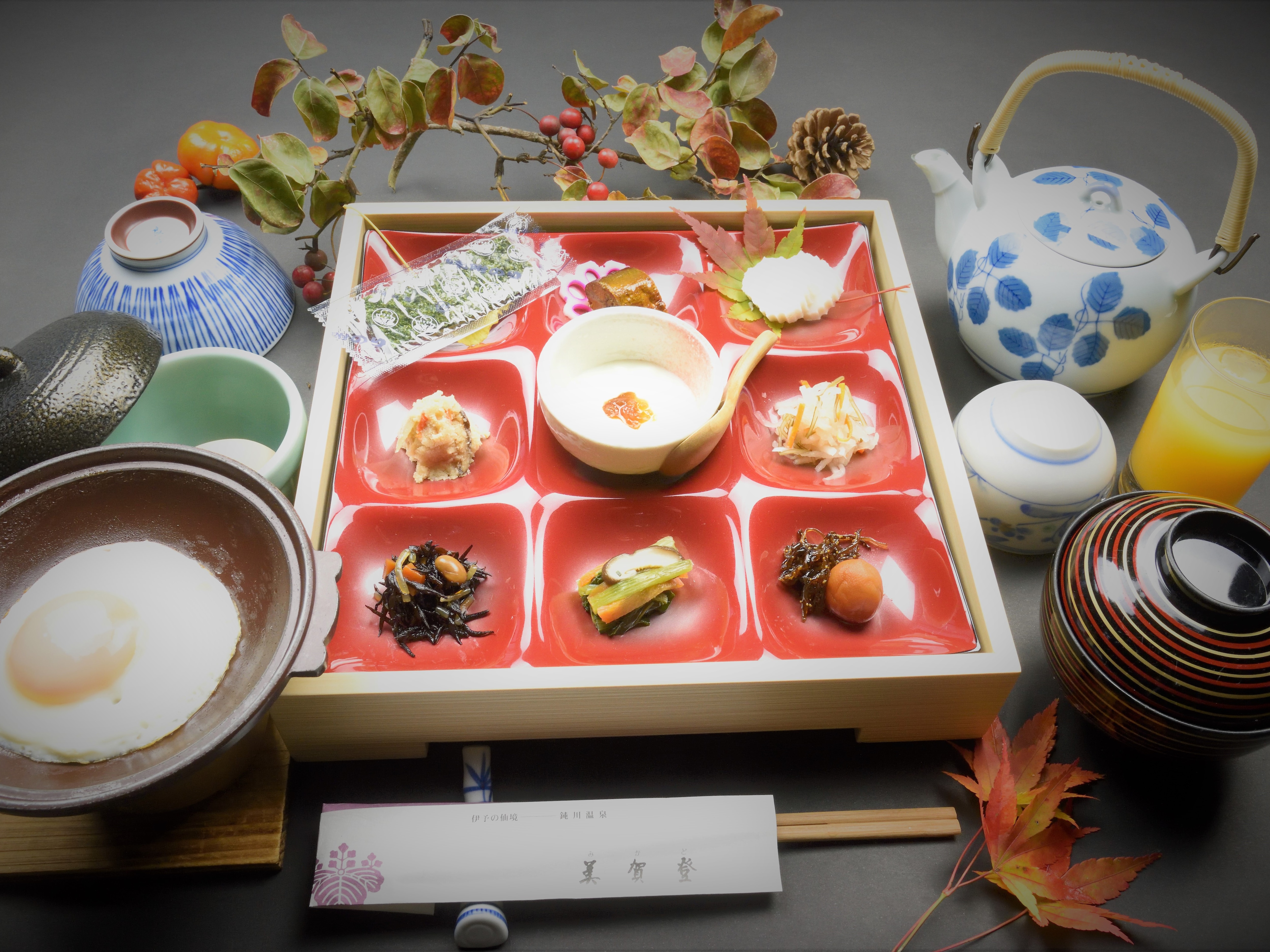 早餐包括米飯、味噌和橘子汁等當地食材