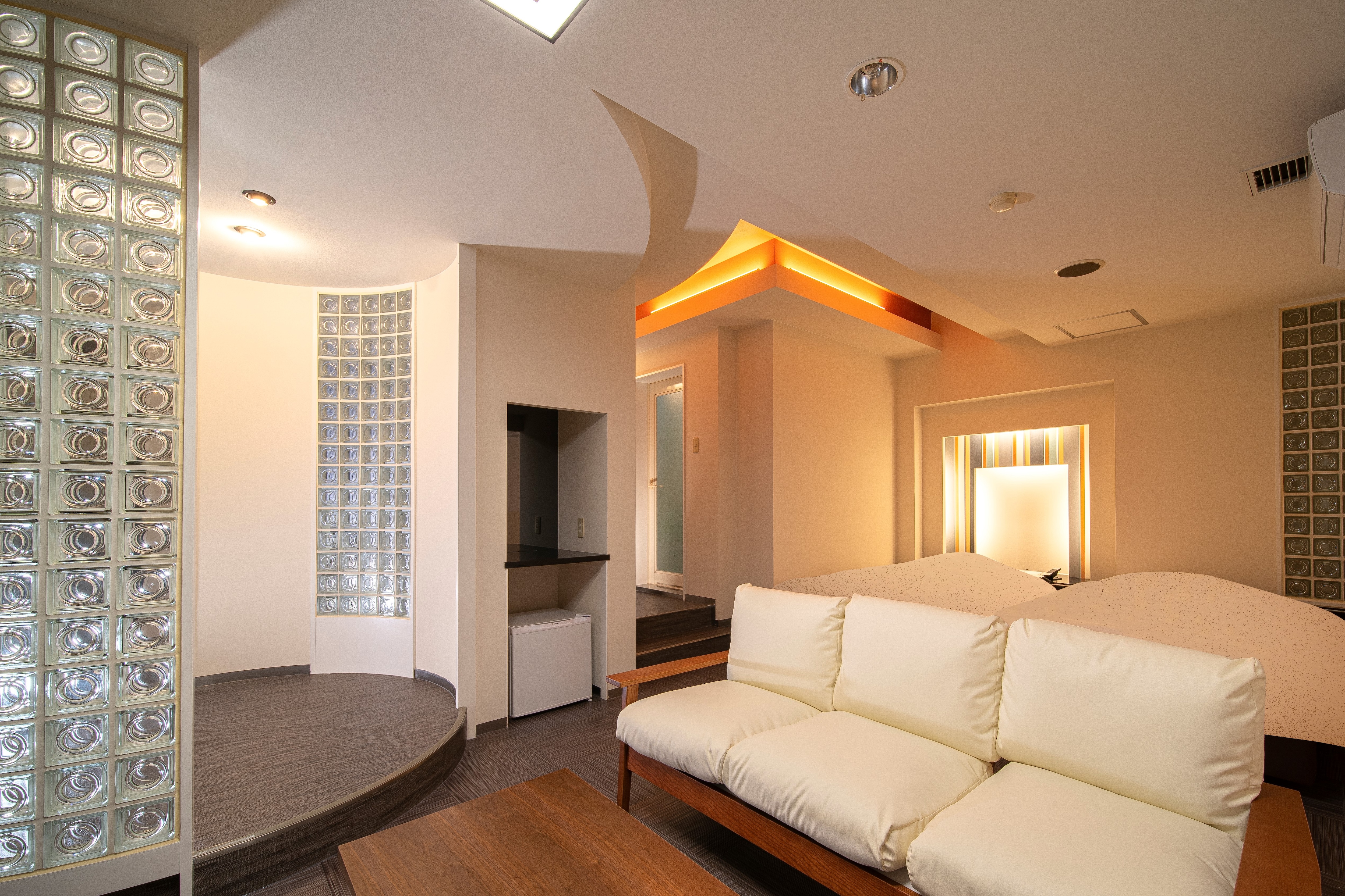 [Smoking] Twin Designer Room ★Bed width 120cm x 2