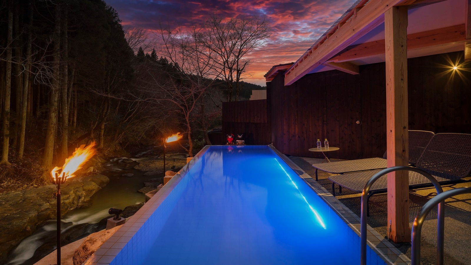 帶溫泉水池的私人露天浴池（晚上）