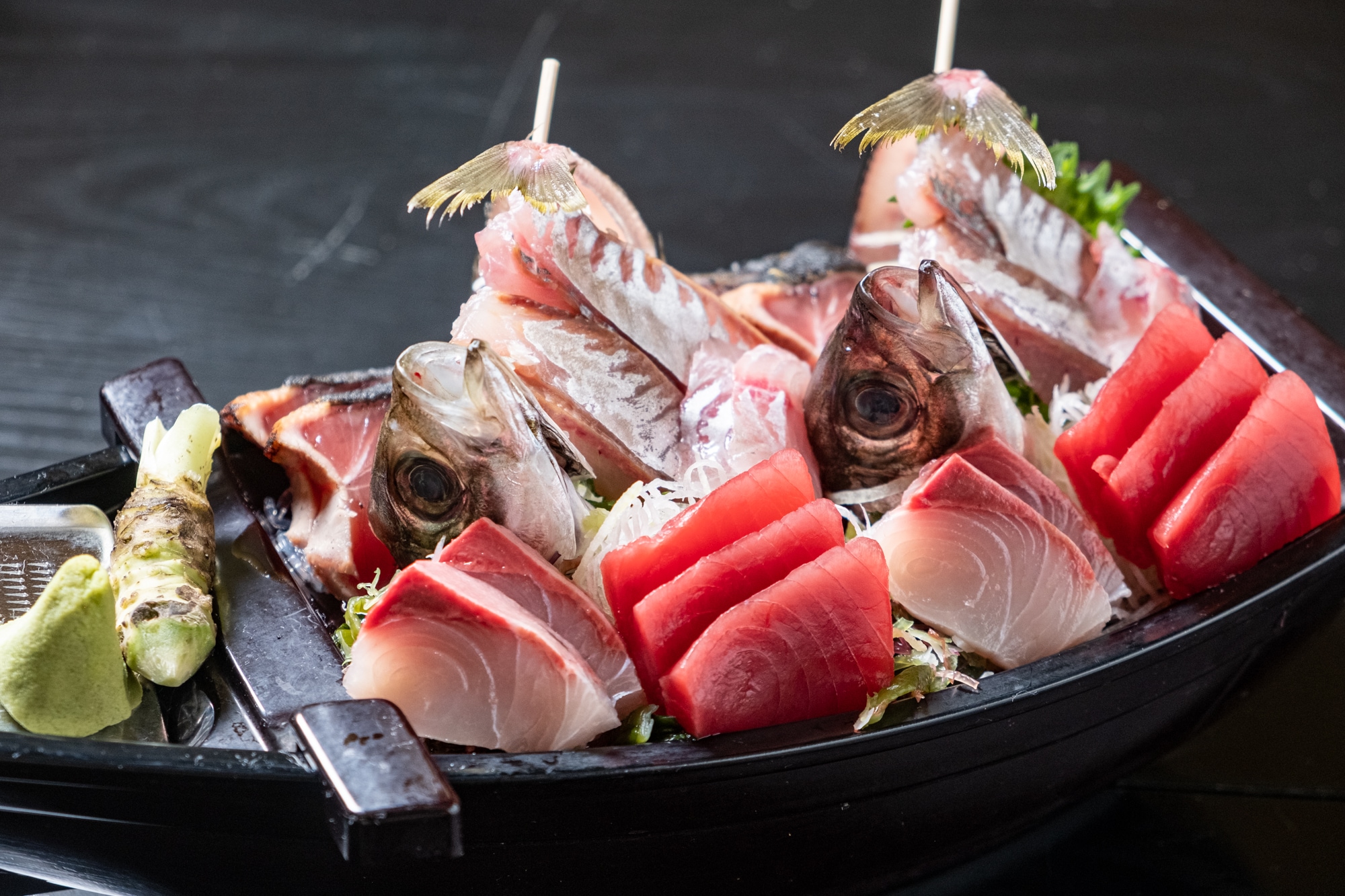 ปลาและอาหารทะเลสดท้องถิ่นที่จัดหาจากท่าเรือนูมาซึเสิร์ฟบนเรือ