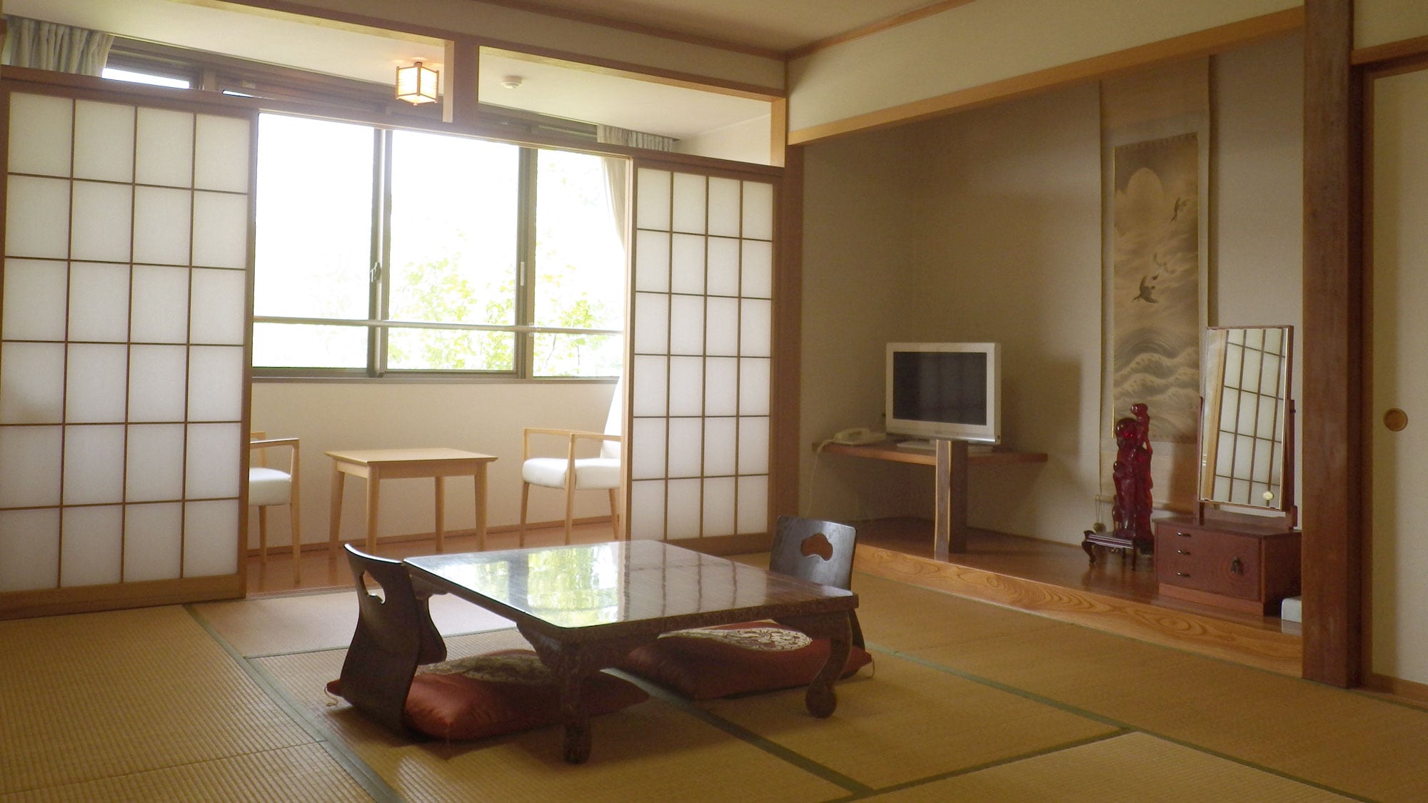 * [Room] Japanese-style room 10 tatami mats / You can enjoy a beautiful view of Lake Nojiri from the window.