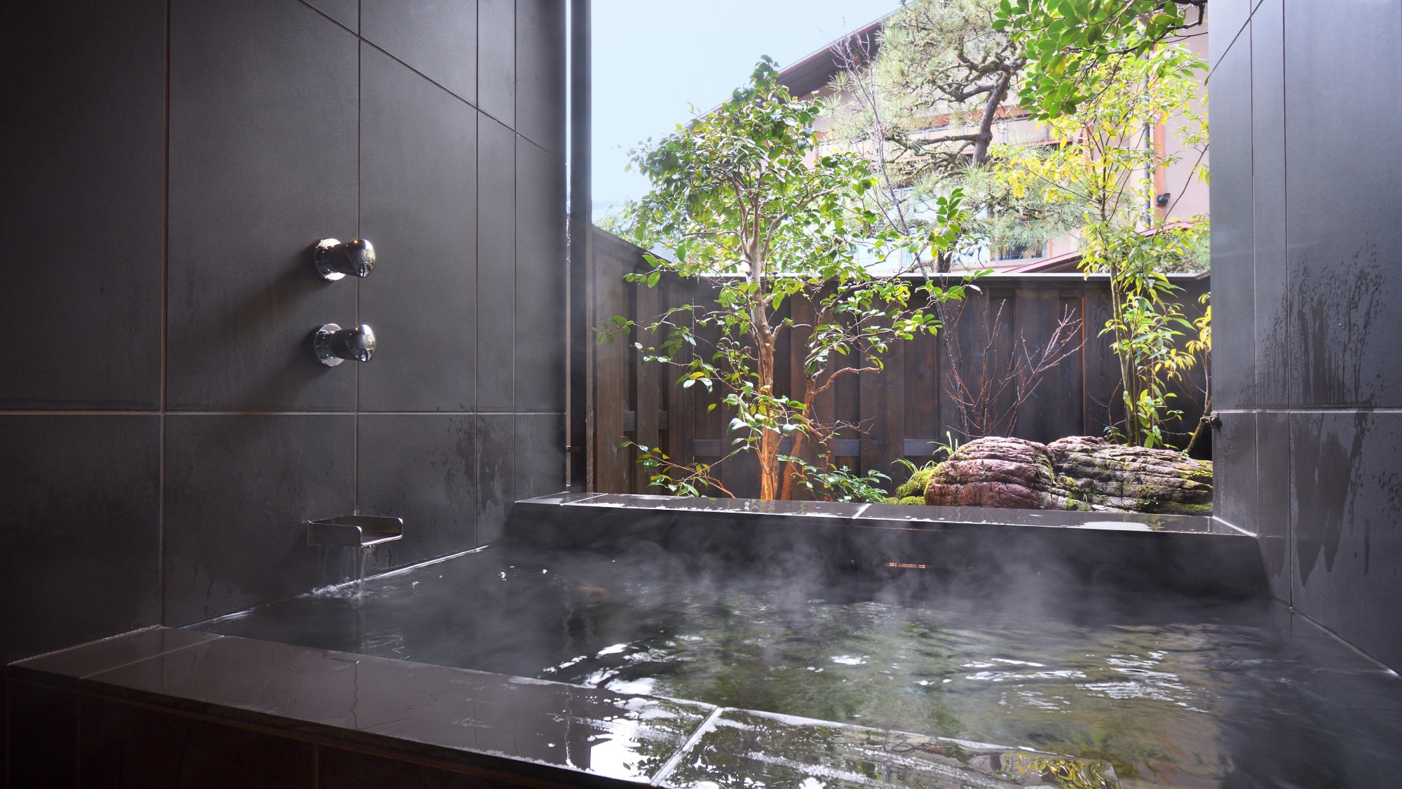 Japanese-style room with semi-open-air bath [Yamashina]