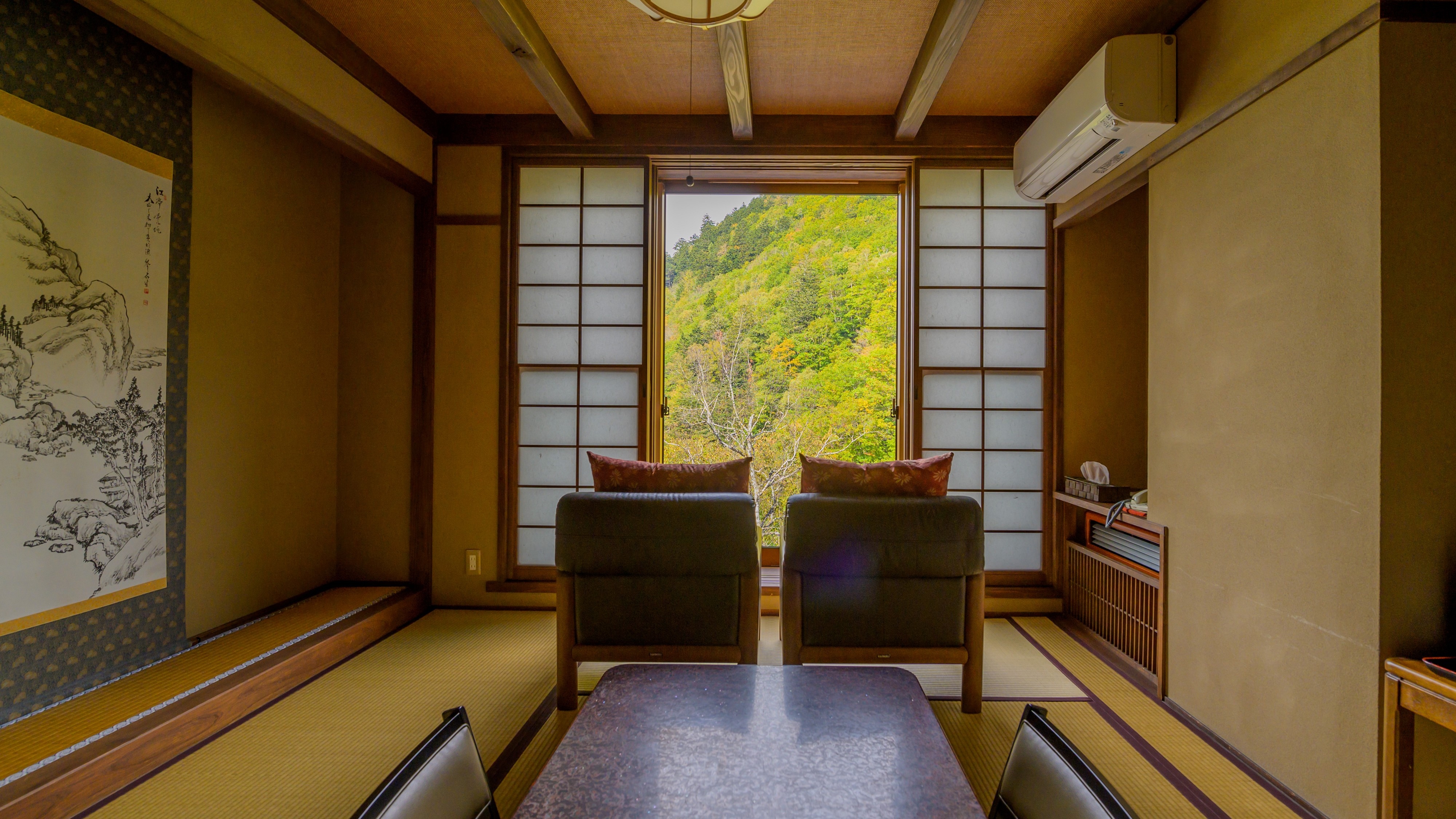 ■ Autumn leaves from modern Japanese guest rooms