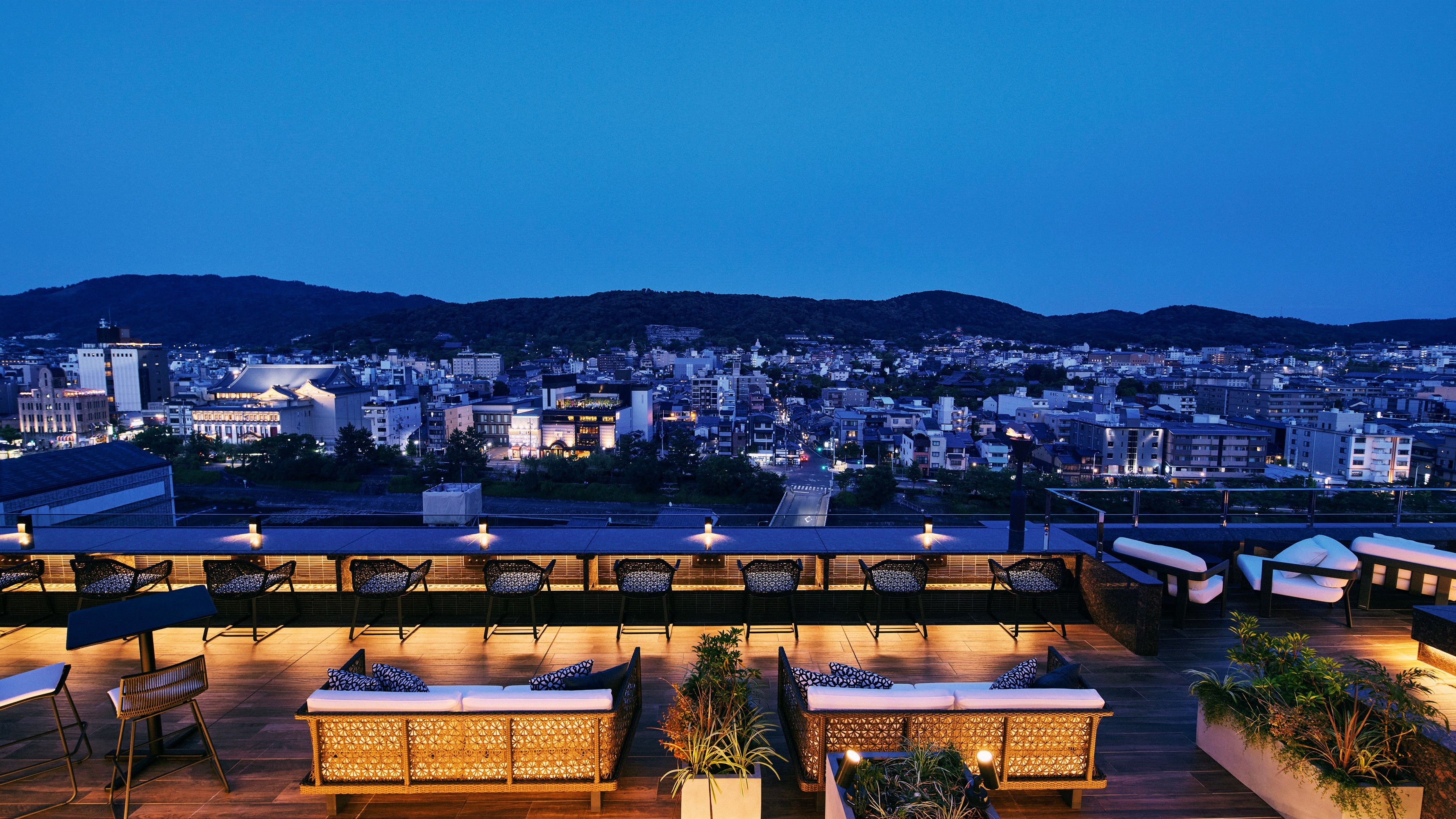 屋頂酒廊「Sora Niwa Terrace」 邂逅京都夜景的浪漫之夜，只有在這裡才能享受。