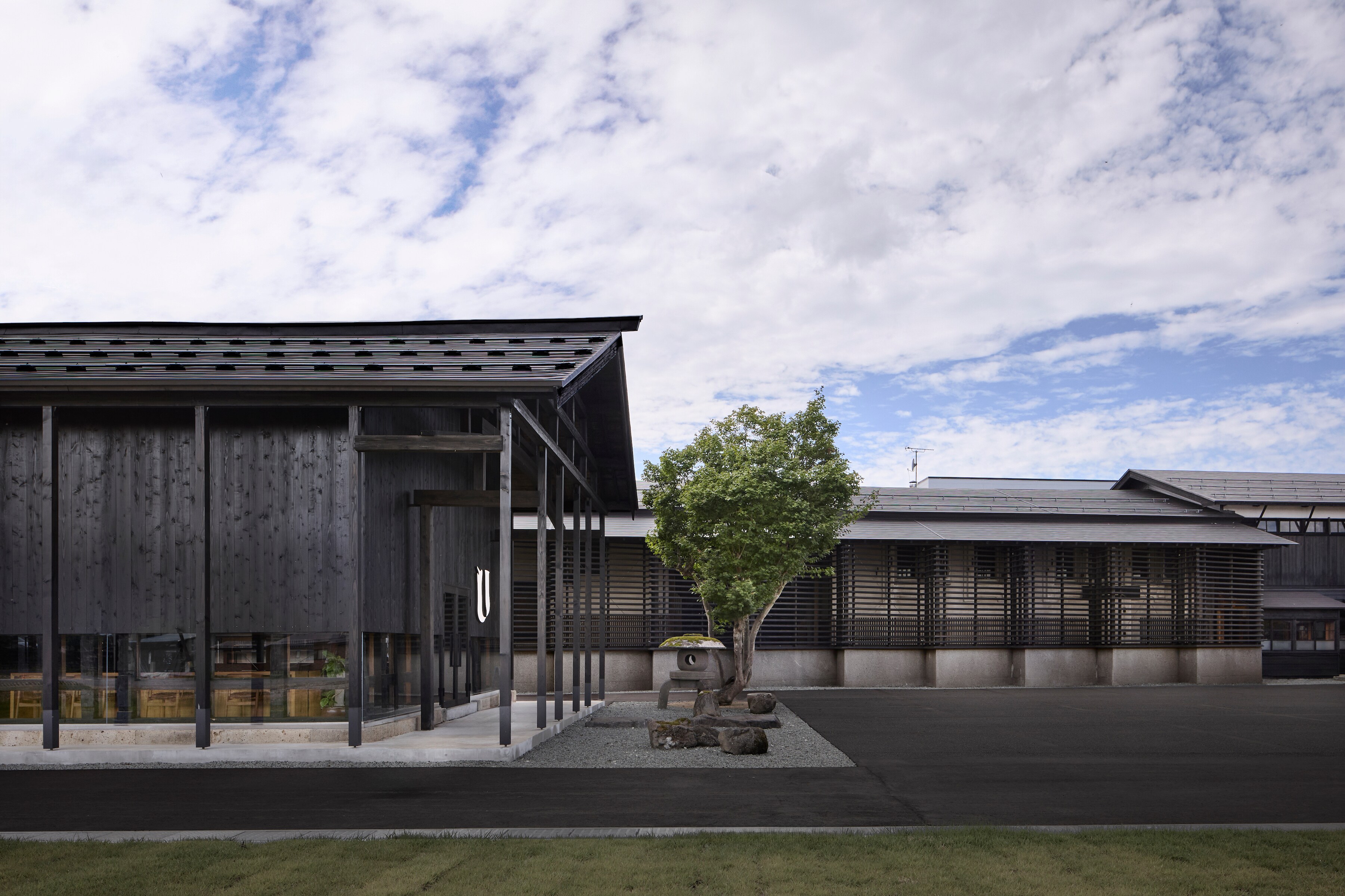 Facade | Accommodation utilizing the three built-in buildings at the back of the lounge building / The sauna building features a large-scale artwork by Aoi Nagasawa