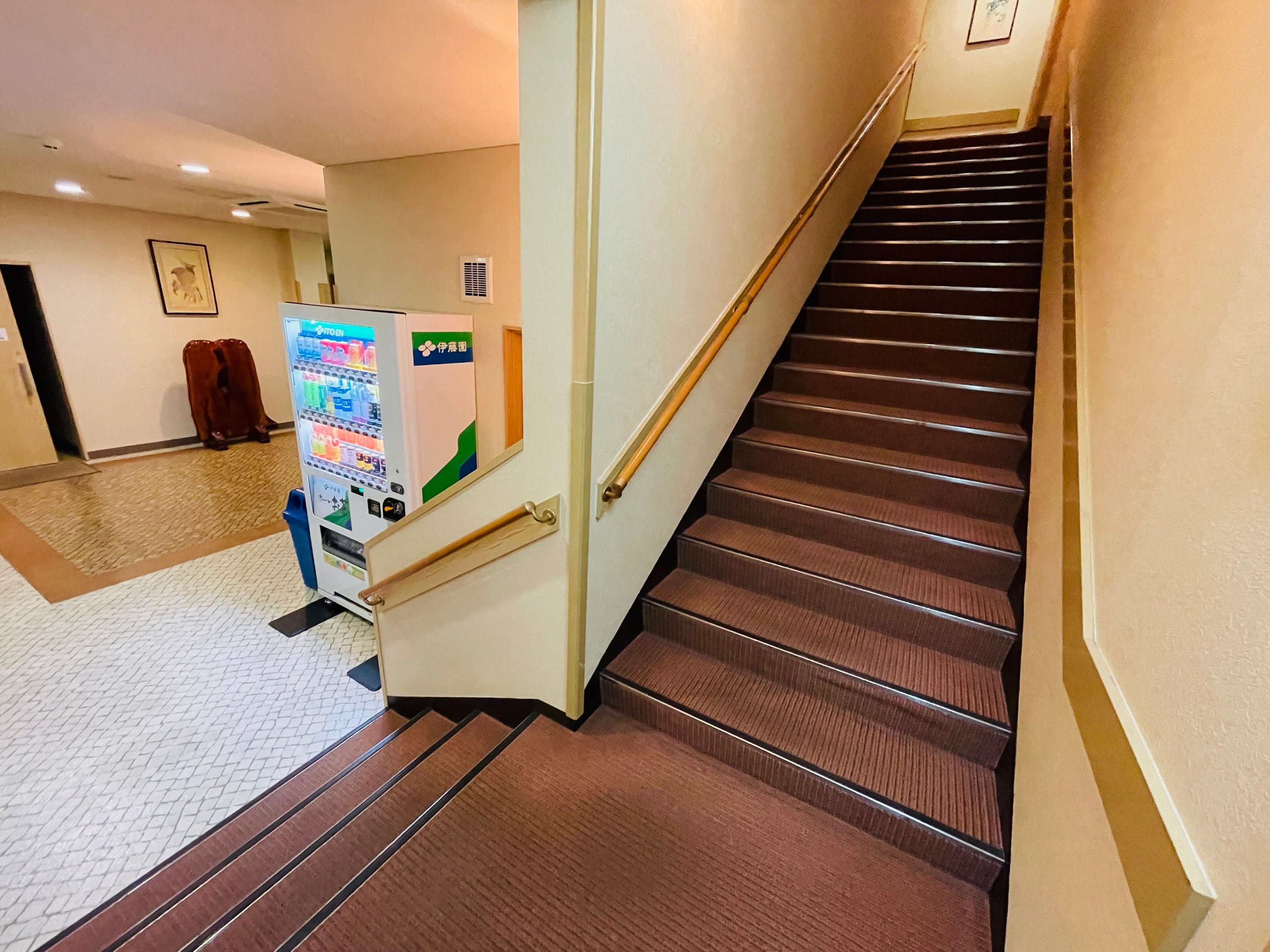 「別館」　別館2階へ階段