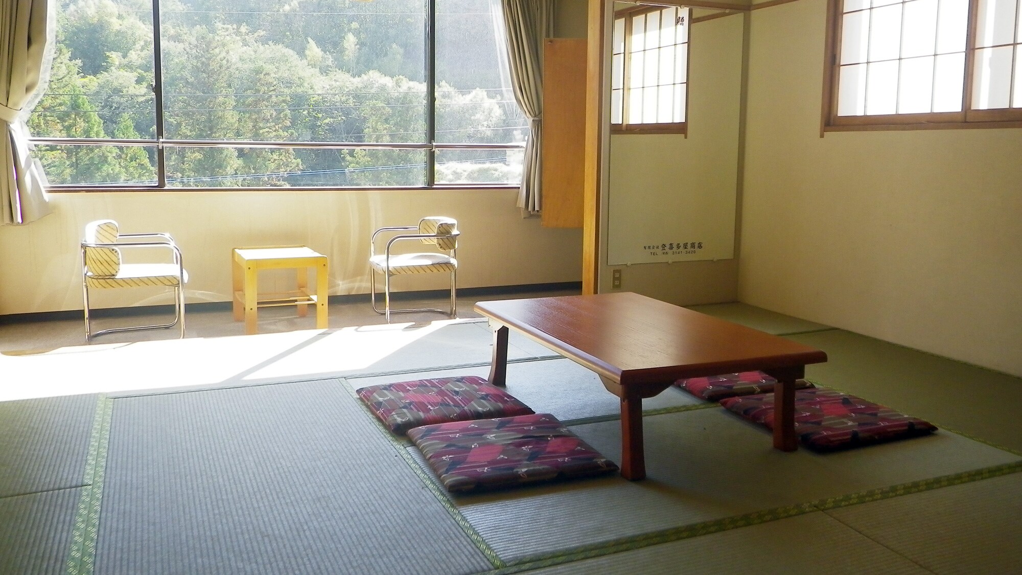  * 객실 일례 / 차분한 분위기의 일본식 객실. 창 밖에는 나무가 펼쳐집니다.