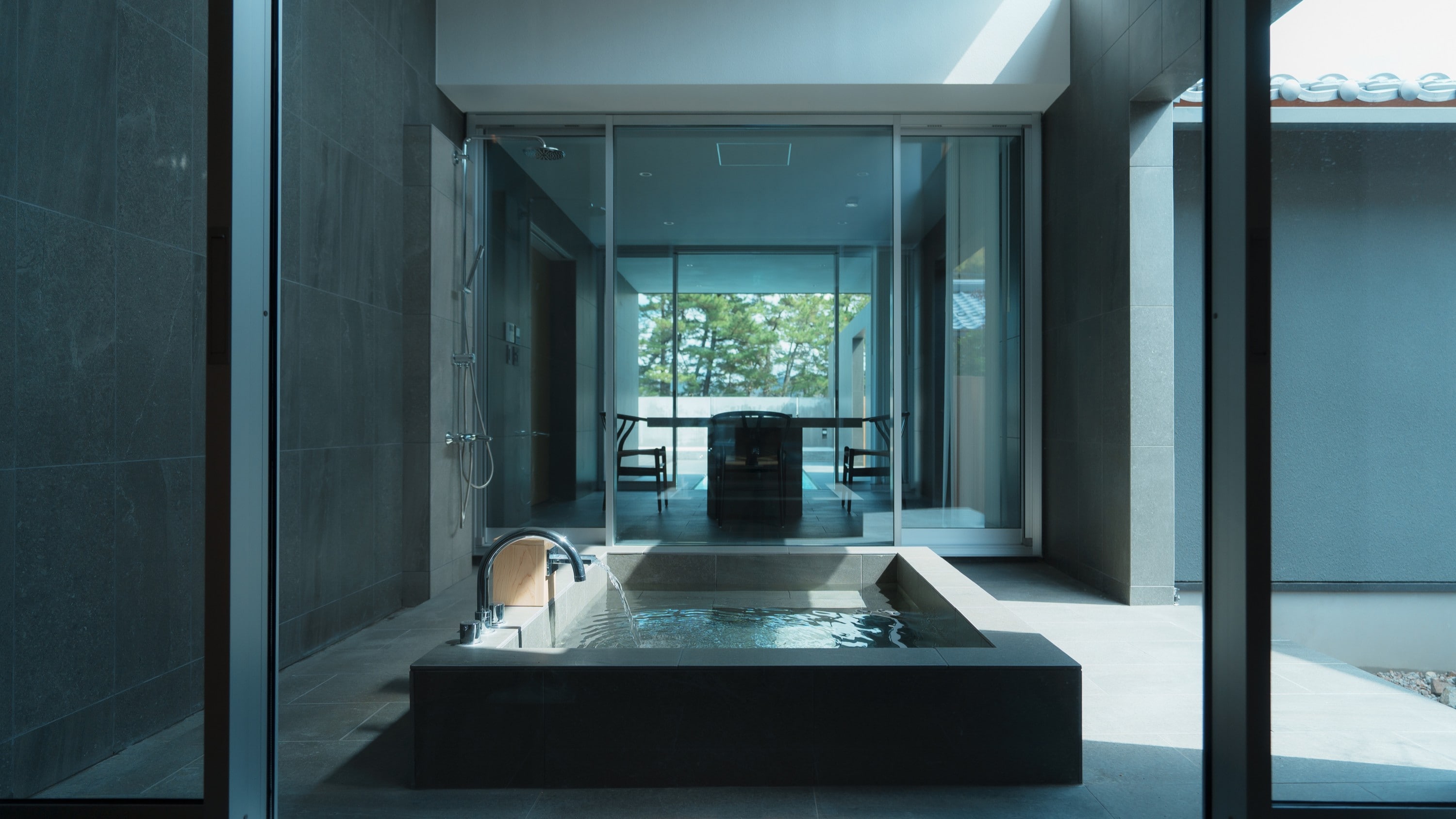 [平静] 在露天浴池中放松身心。