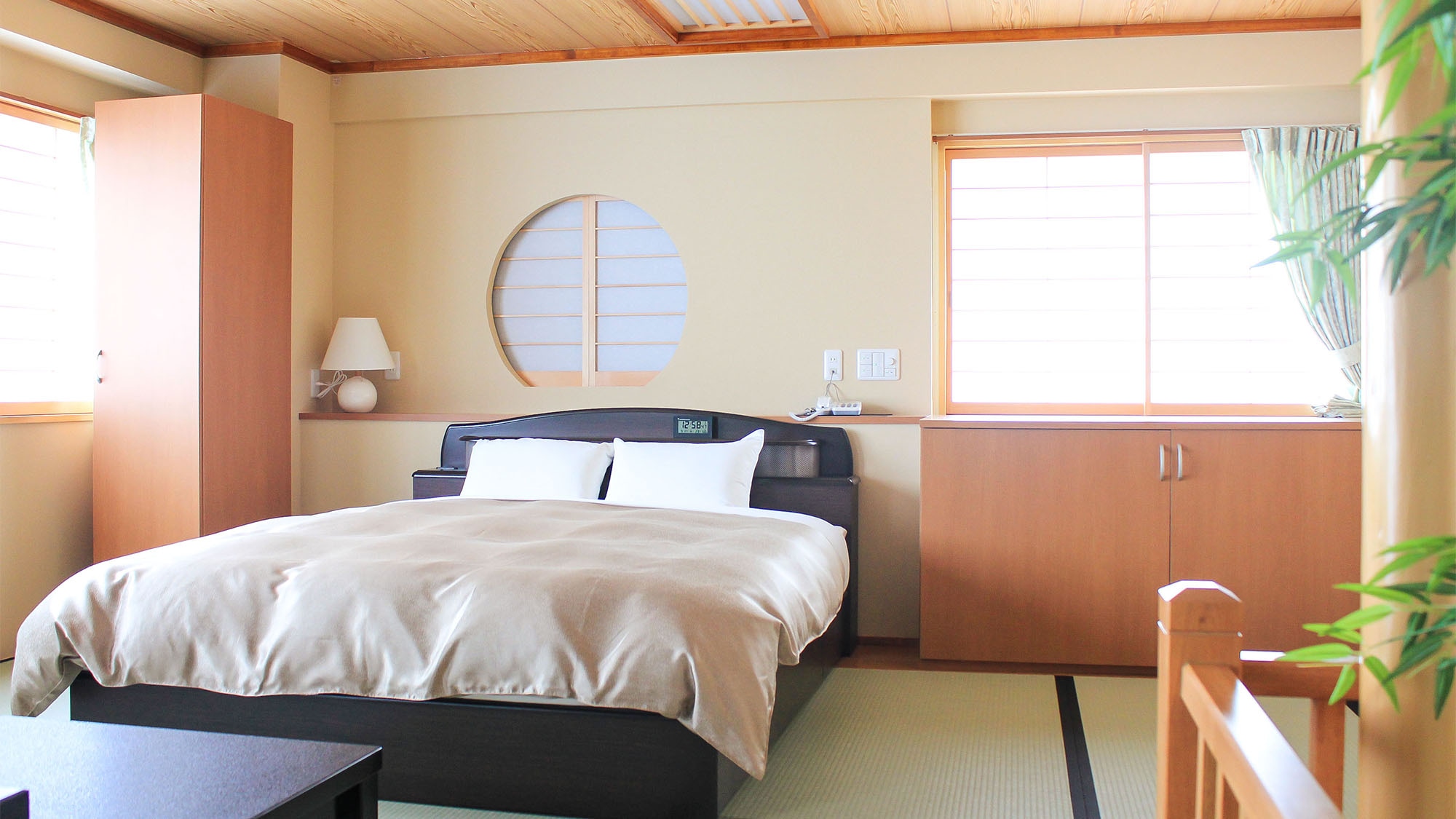 ・ [Special room / Japanese-style room] One king-size bed is installed in the tatami room.
