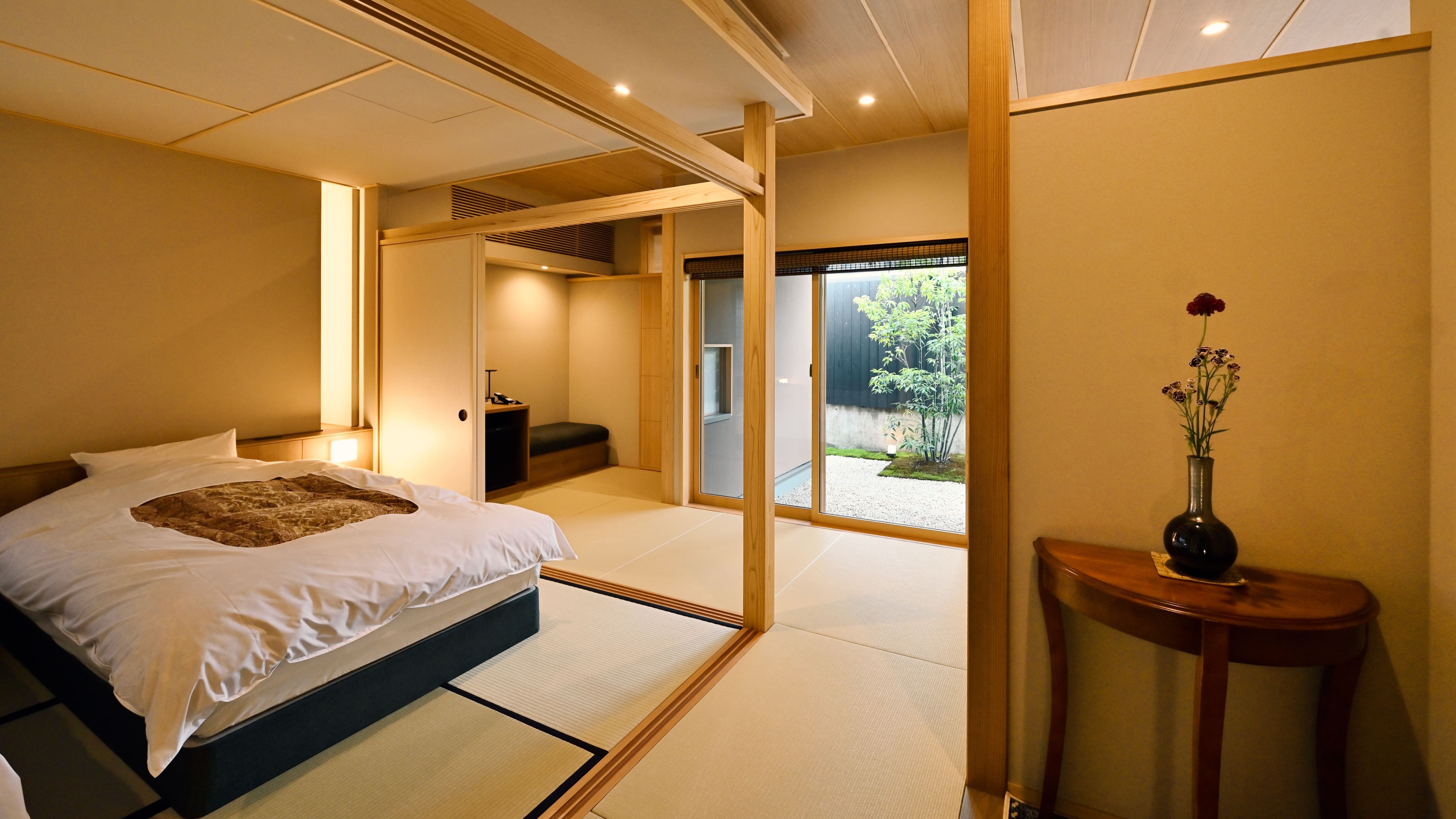 [Guest room with next room (bed)] Main room 8 tatami mats + 6 tatami mats with half open-air bath from hot spring source