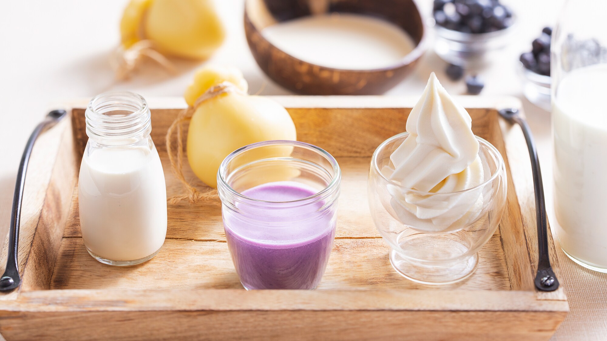 [Specialty dish] Soft serve ice cream and blueberry smoothie from local Date milk
