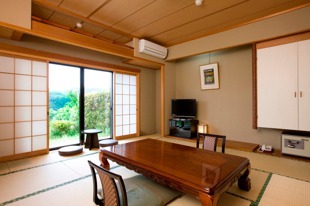 Japanese-style room where you can fully enjoy nature (No smoking in the room from April 2021)