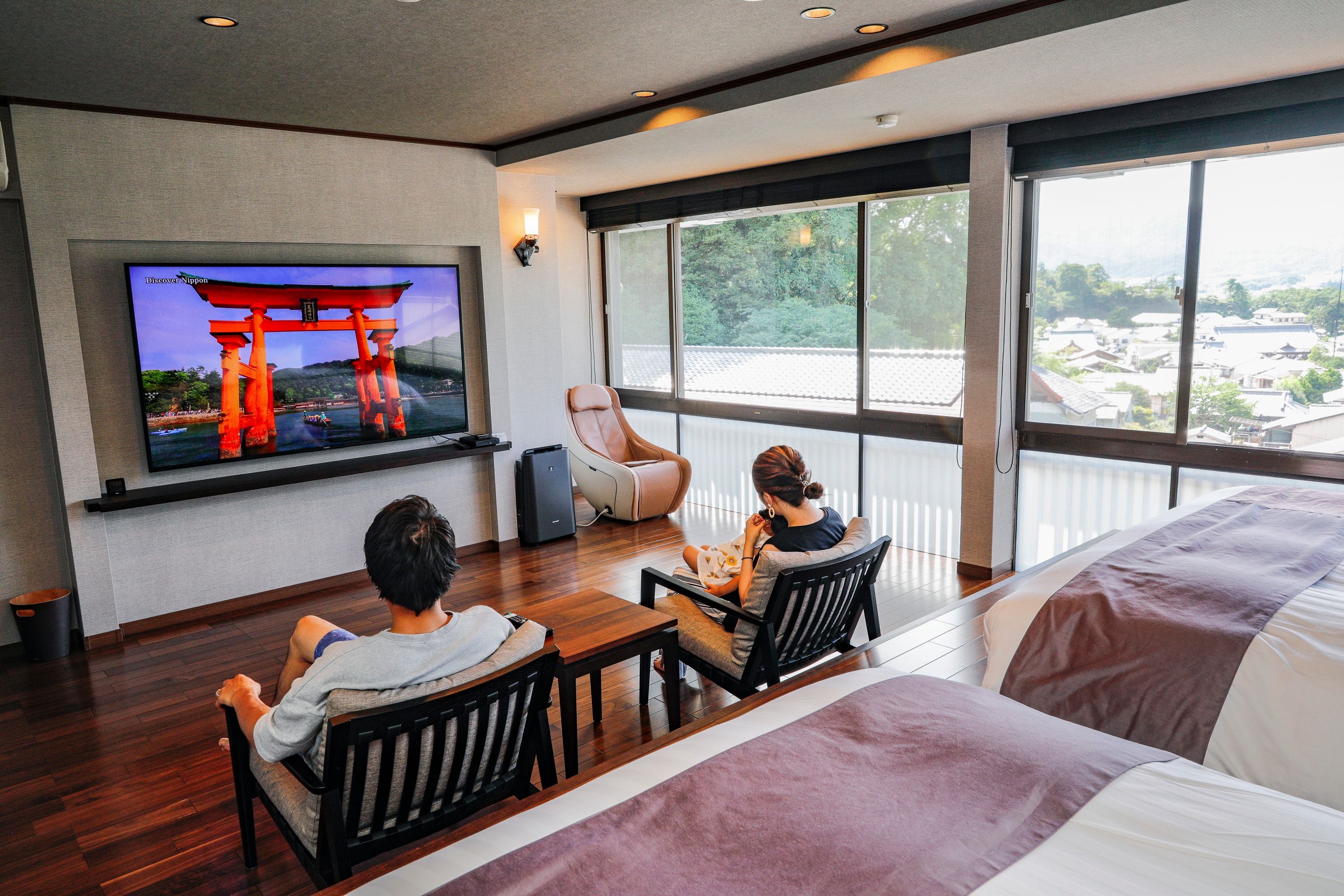 [Sea side Western-style room premium room] Equipped with a 75-inch large screen TV
