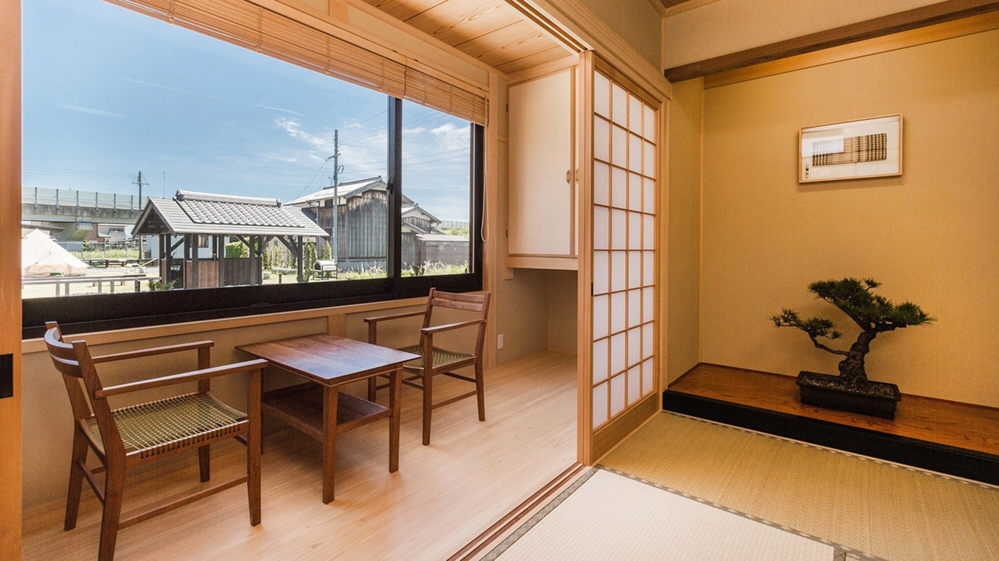 ・ <Japanese-style room in the annex> It is good to mess around with tatami mats while looking at the idyllic scenery with the blue sky.