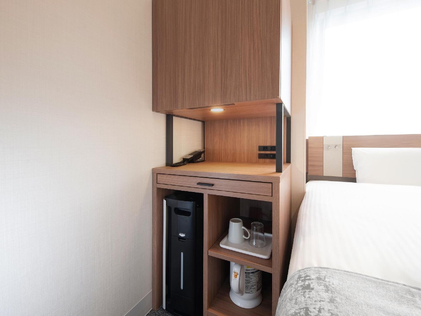 [Single Shower Booth] A compact yet functional desk