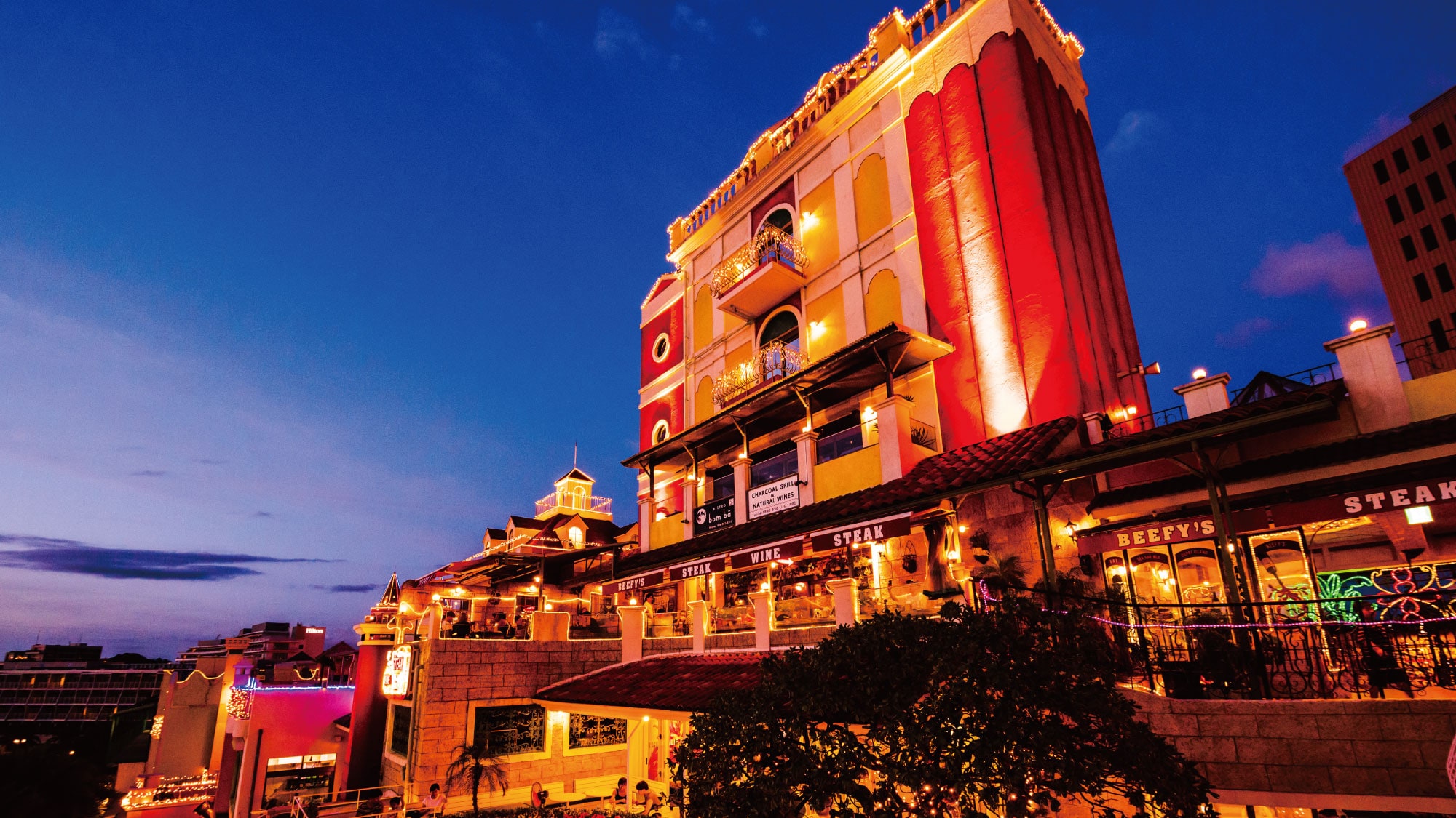 【美国村】夕阳西下后展开的奇幻世界。