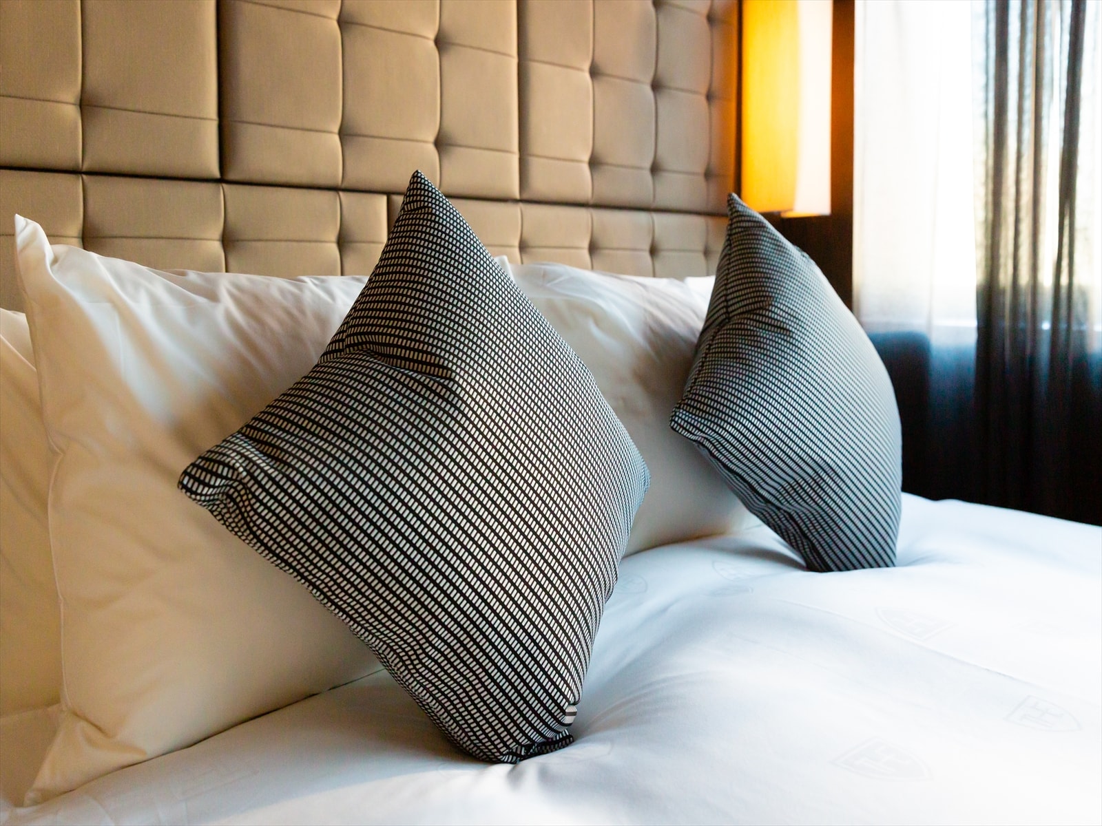 [床垫] 每个房间的床上都有床垫。