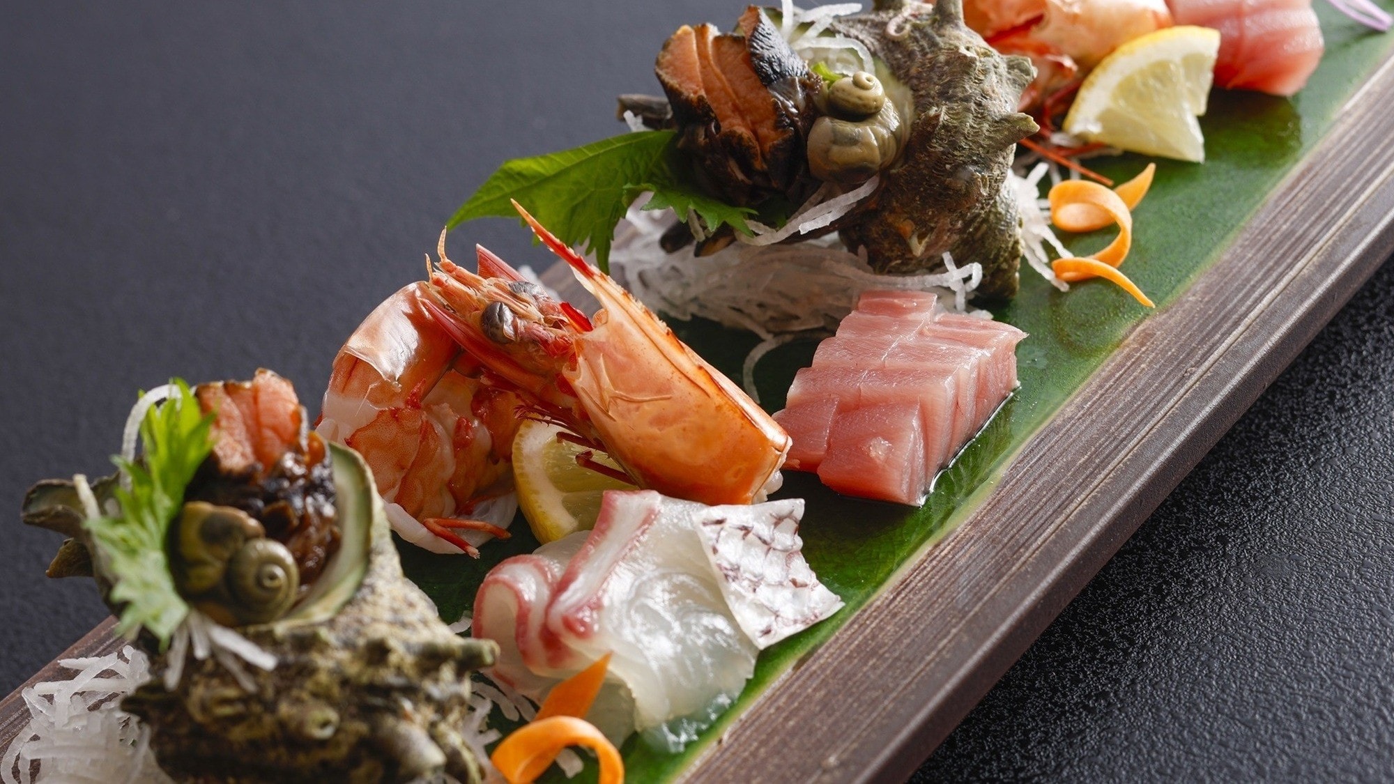 Fresh tuna from Katsuura, sea bream from Kishu, and red shrimp from Kishu.