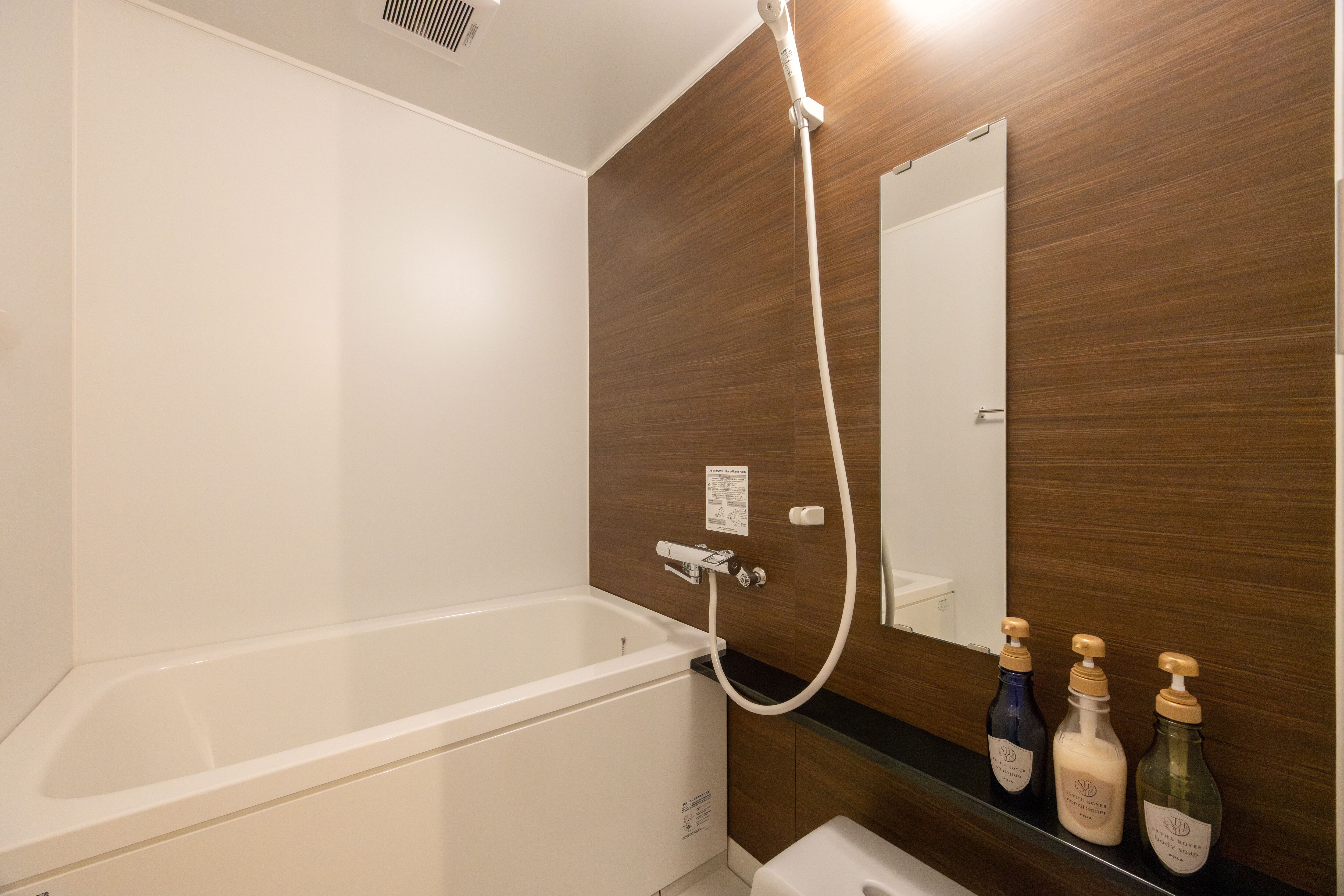 deTOUR Deluxe Twin Room Bathroom