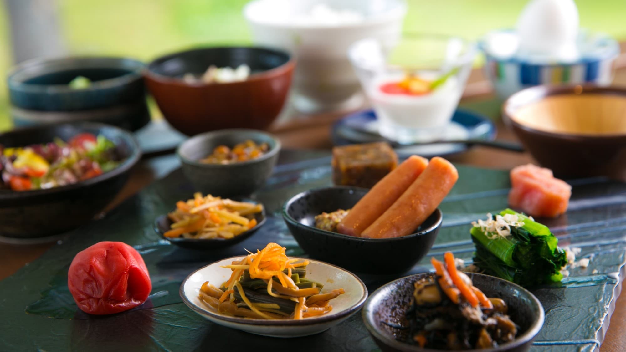 【日式早餐】提  供各式各样的小碗日式菜肴。山形县富山县产的新鲜出炉的艳姬米和我们引以为豪的配菜