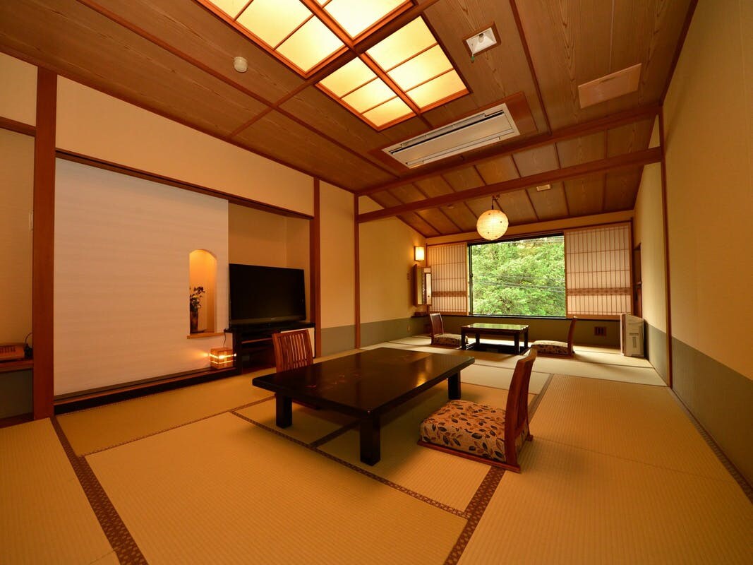 [Pure Japanese-style guest room] 10 tatami mats + digging room [No smoking]