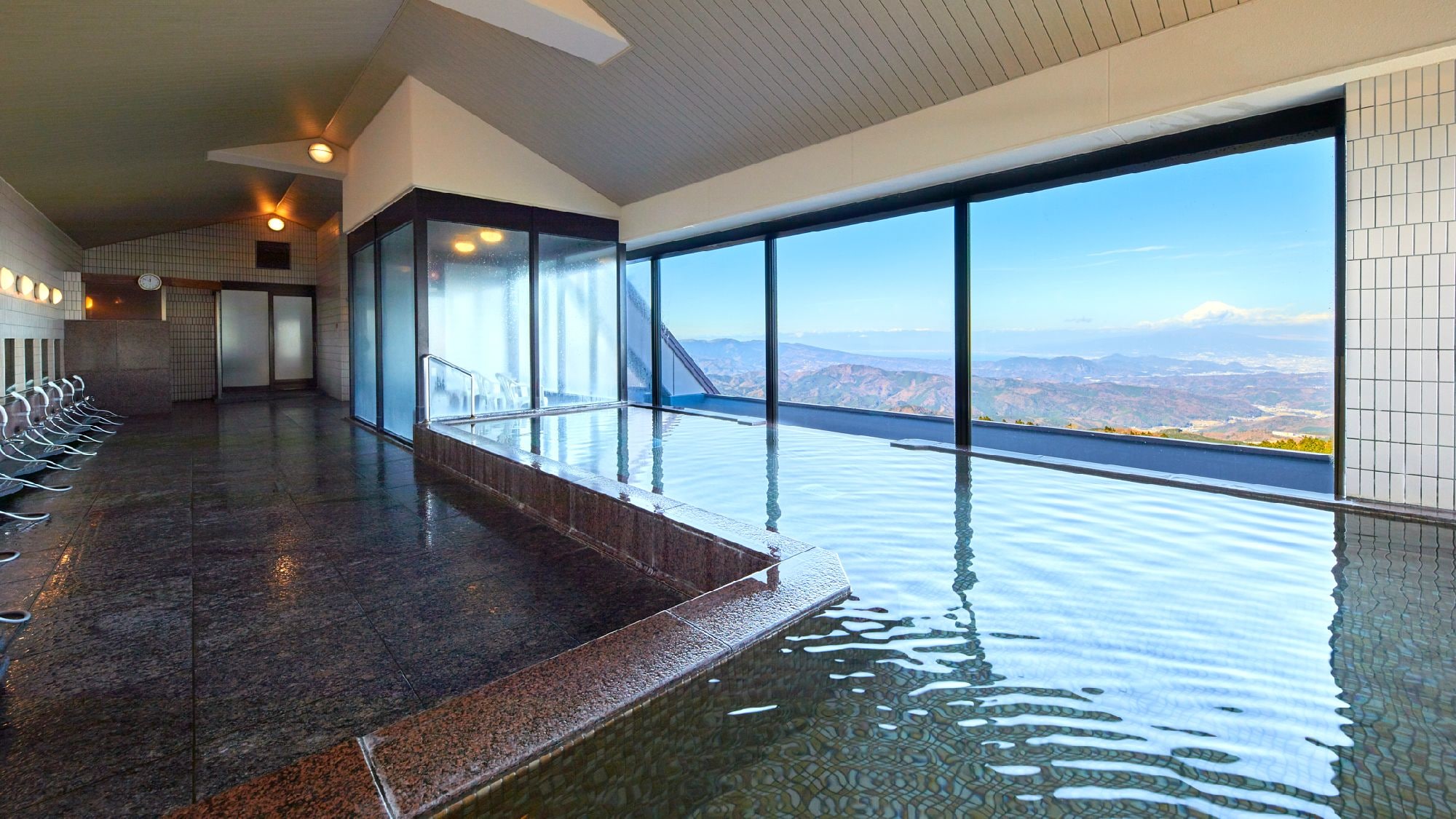 ☆ [Large public bath] You can see Mt. Fuji from the large public bath on the upper floor. Enjoy the spectacular view while looking out at the night view.