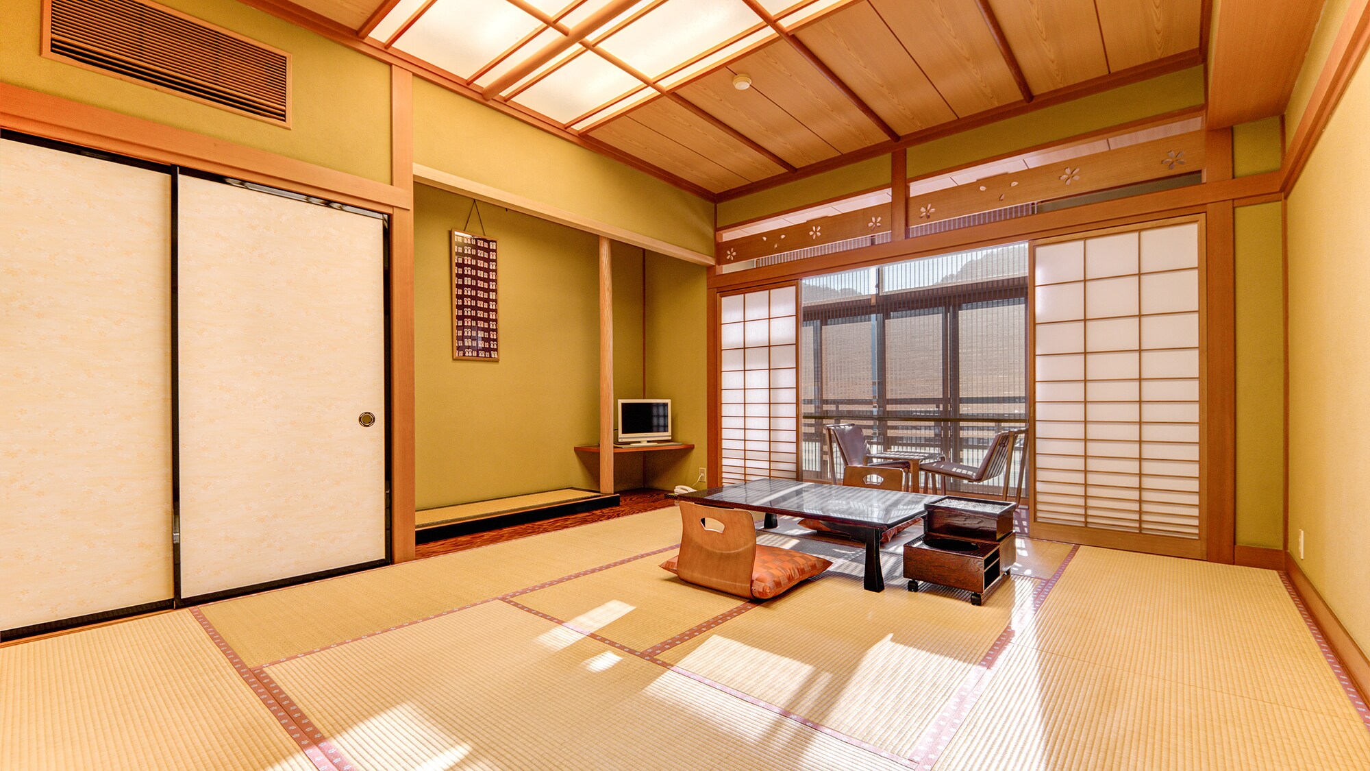 * Kamar bergaya Jepang dengan 10 tikar tatami / Kamar bergaya Jepang murni dengan ruang tepi lebar di dekat jendela