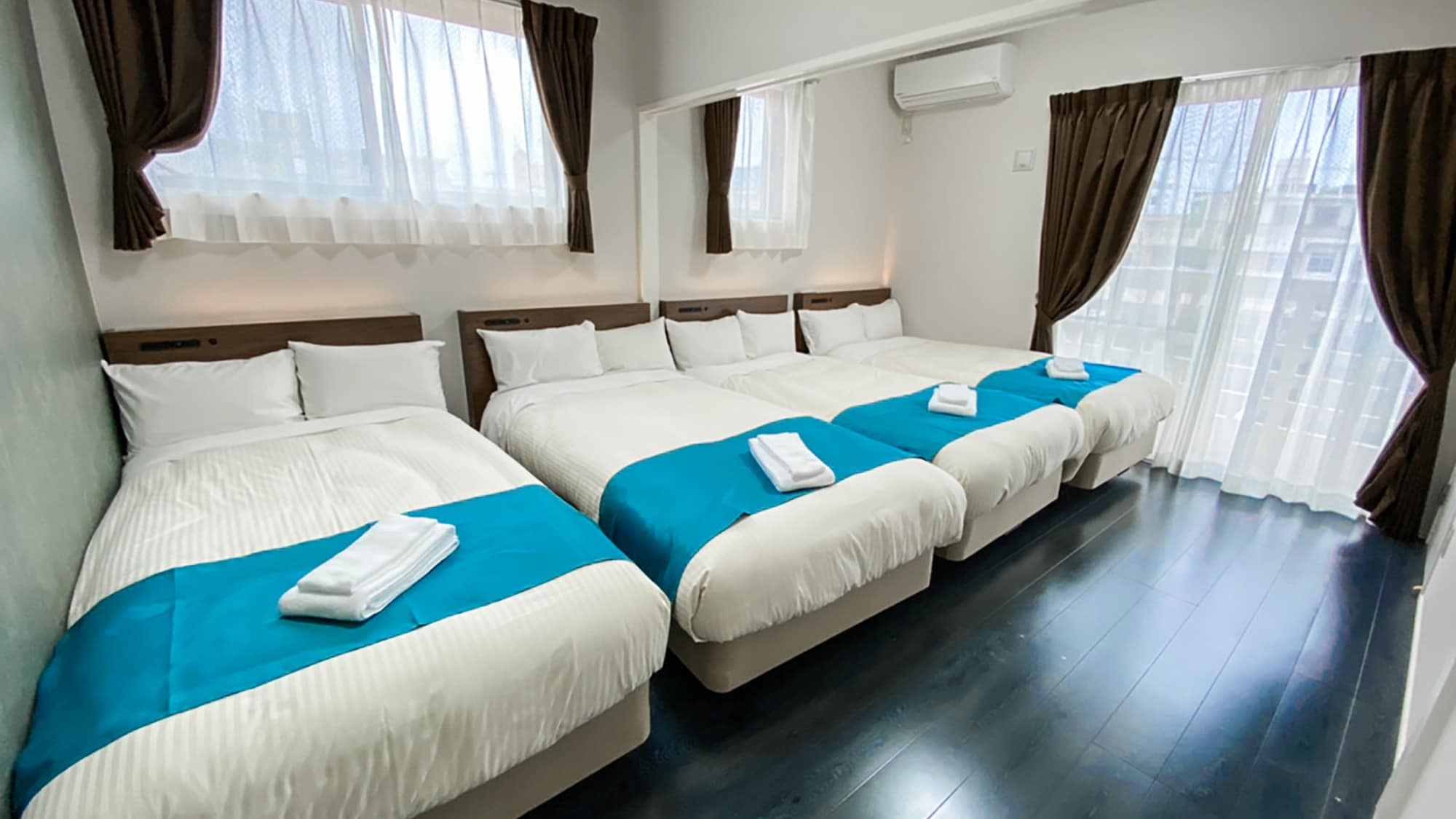 [Deluxe Family Twin] There are 4 single beds and 1 double bed, so it can be used by a large number of people.