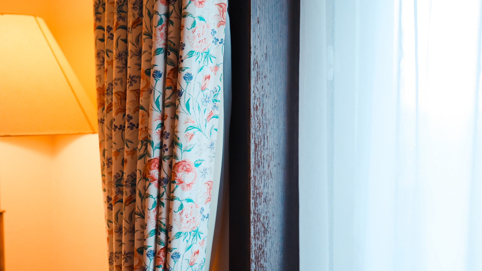 [Guest room interior] Cute floral curtains