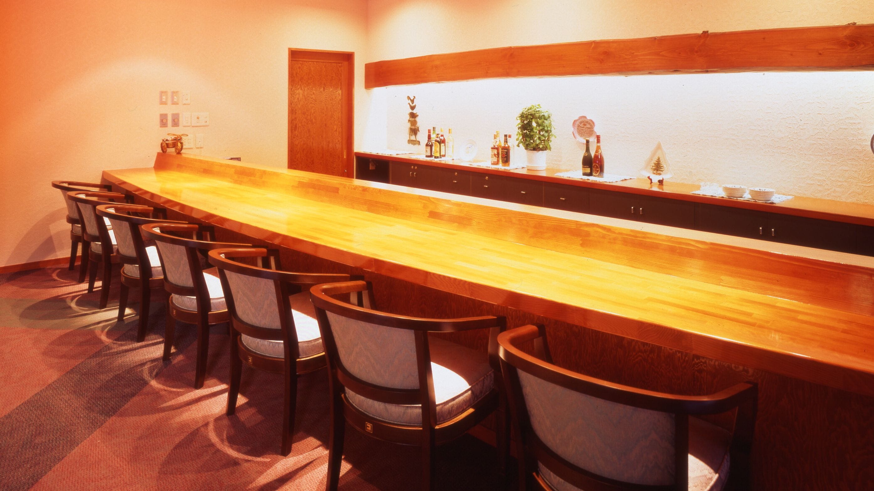 Inside / bar counter